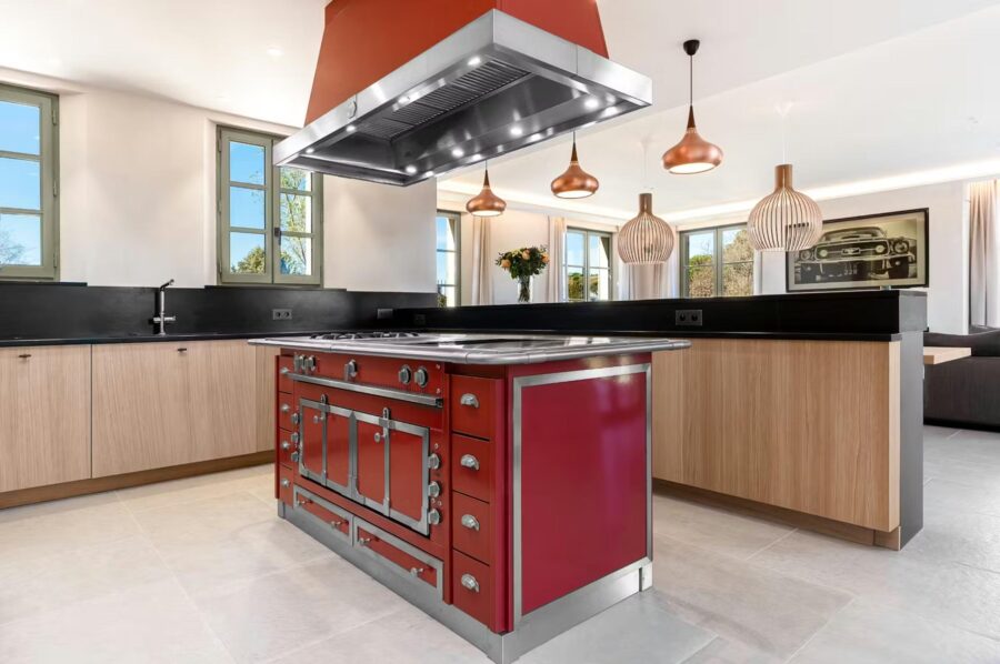 villa-elle-kitchen-spacious-sleek-modern-design-open-plan-living-space-luxury-rental-retreat-sttropez