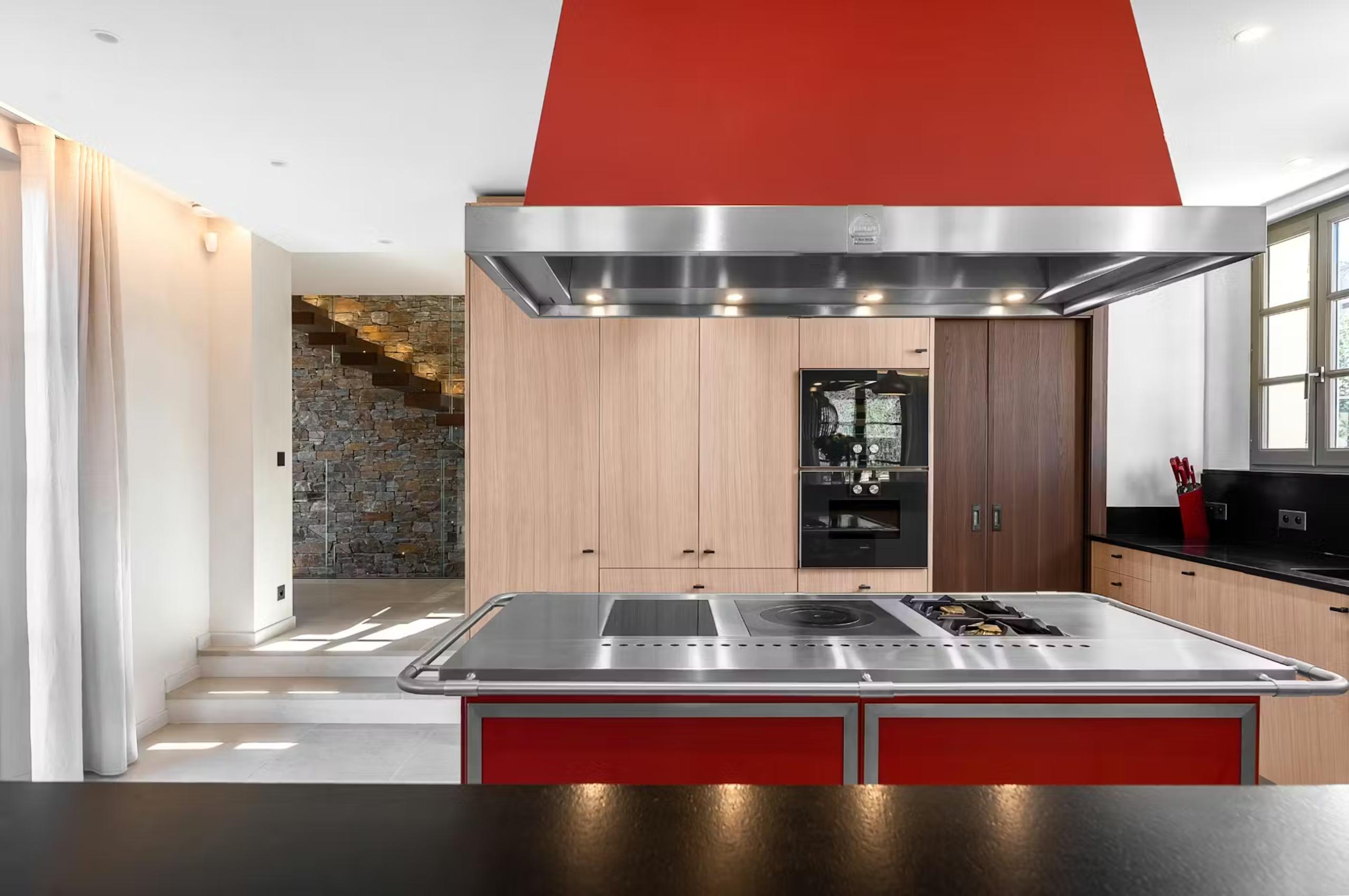 villa-elle-modern-kitchen-sleek-design-luxury-sttropez