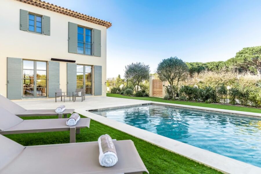 villa-elle-swimming-pool-garden-terrace-sun-loungers-luxury-rental-provencal-retreat-sttropez