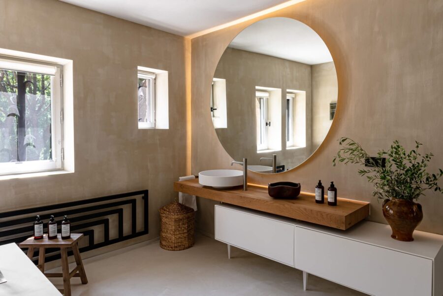 villa-etta-bathroom-bathtub-sink-elegant-modern-design-bespoke-mirrior-lighting-luxury-provence
