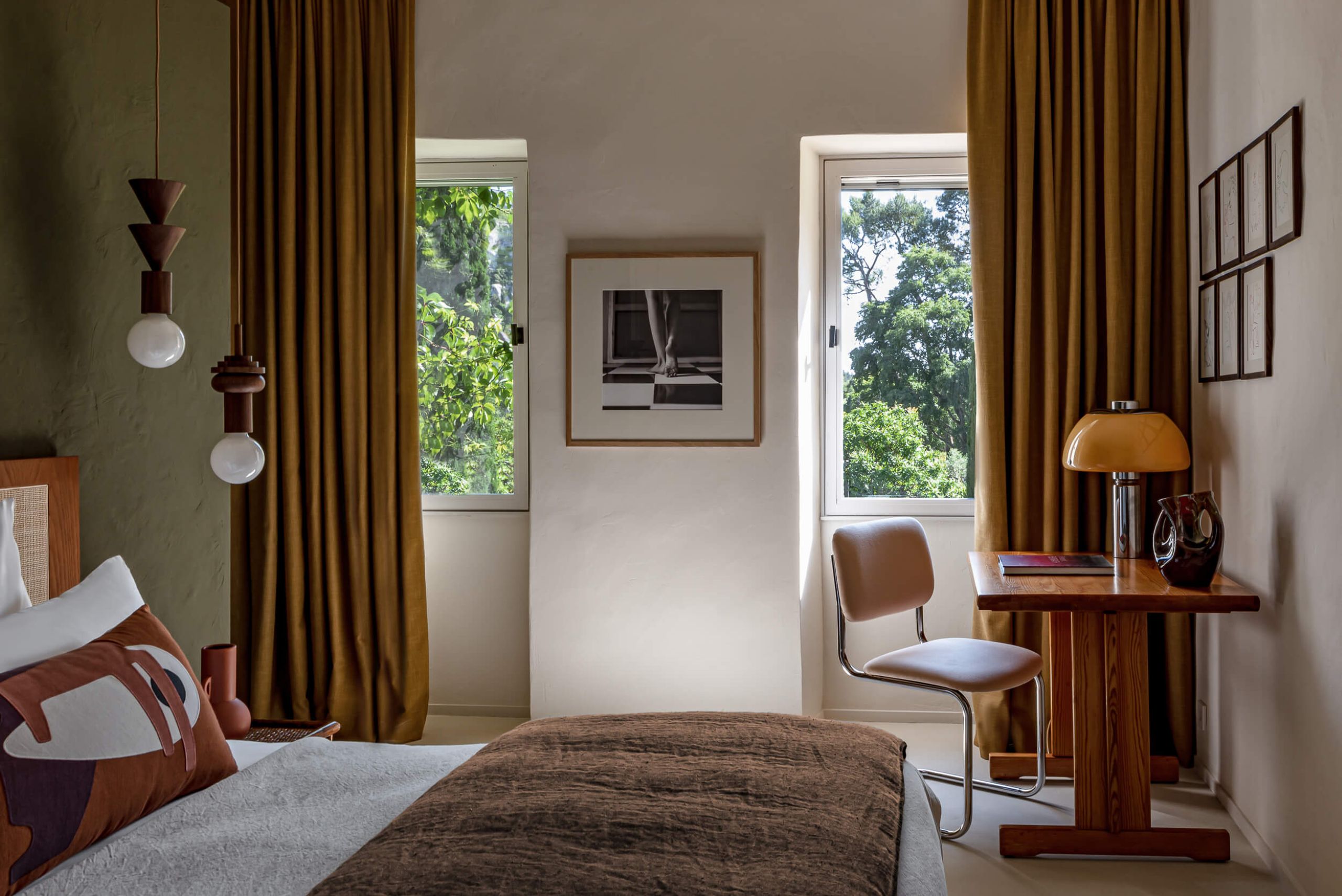 villa-etta-bedroom-desk-scenic-views-elegant-serene-design-luxury-provence