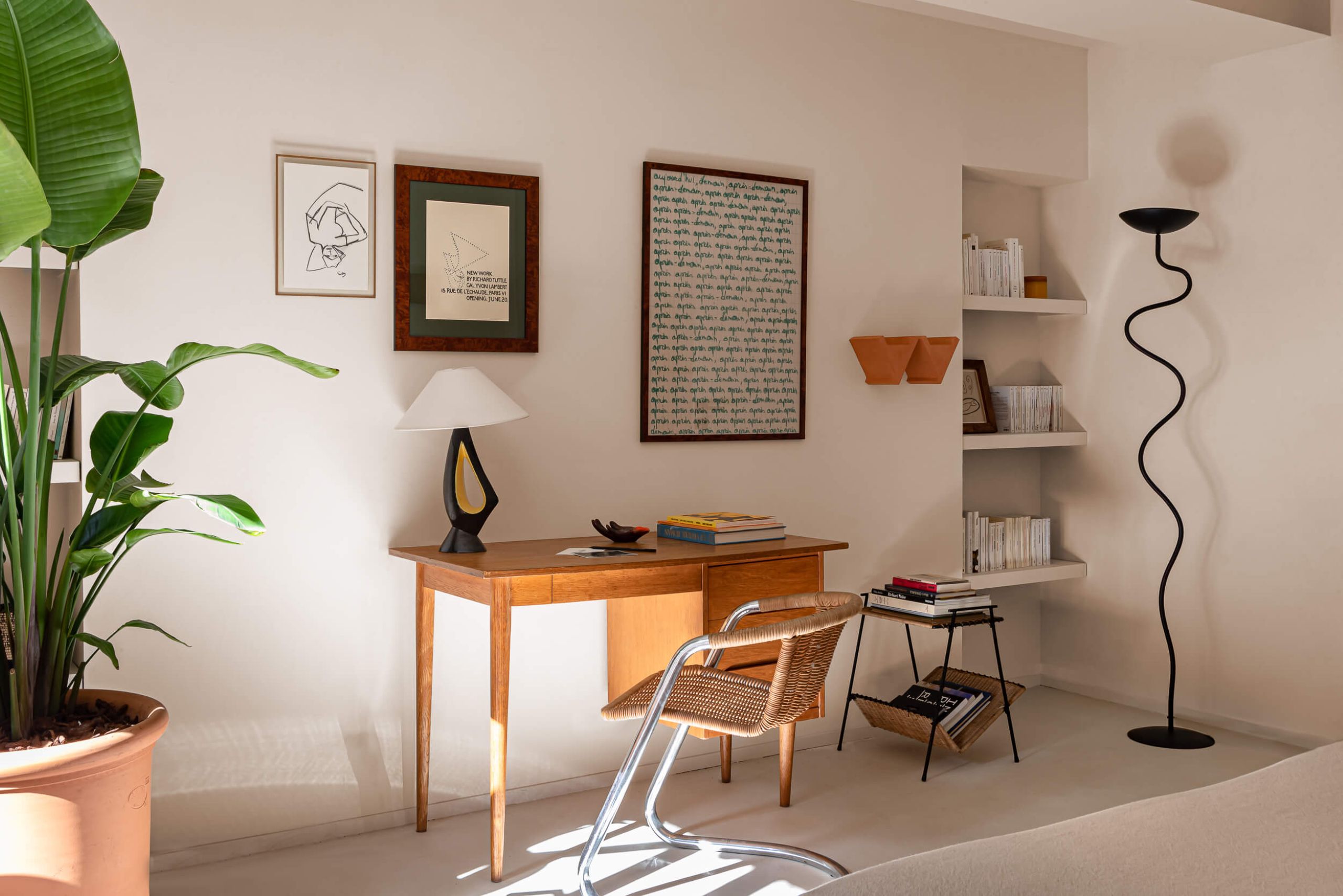 villa-etta-bedroom-office-desk-artwork-modern-design-luxury-provence