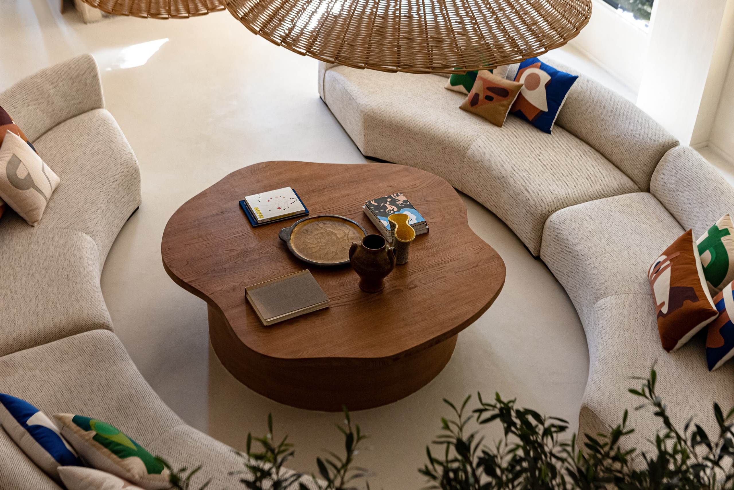 villa-etta-lounge-living-room-curved-sofas-elegant-interior-design-luxury-provence