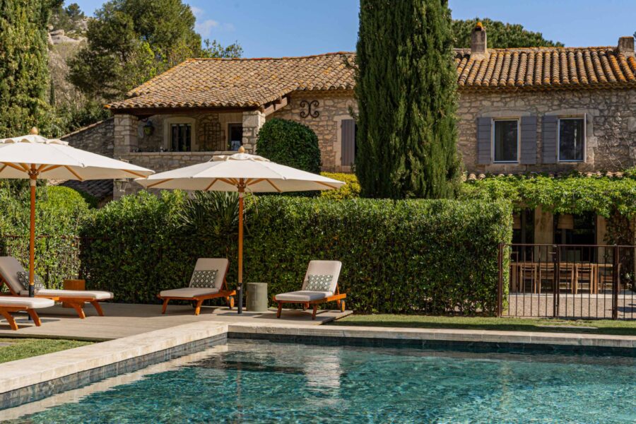 villa-etta-swimming-pool-exterior-garden-elegant-rental-retreat-luxury-provence