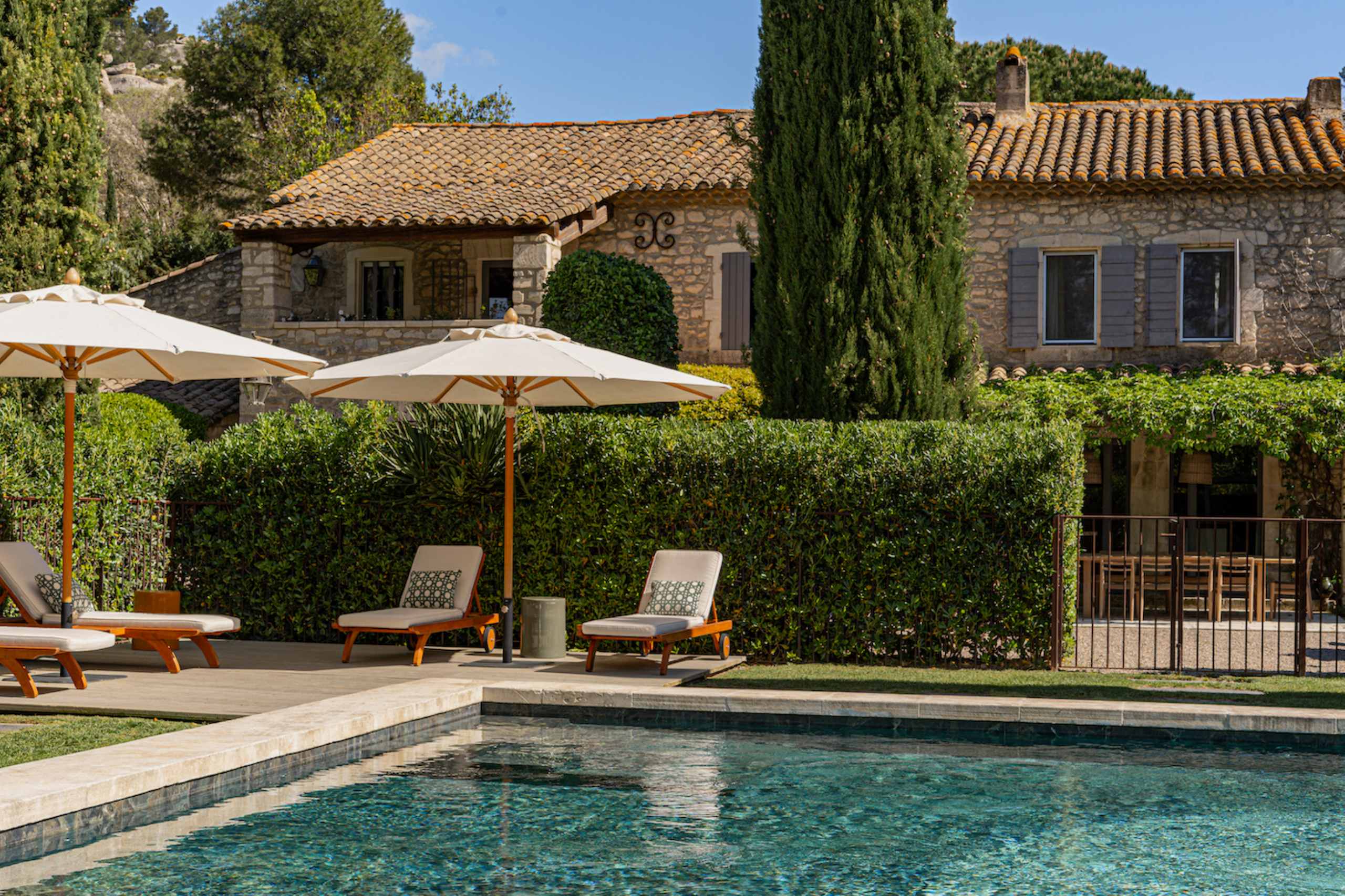 villa-etta-swimming-pool-exterior-garden-elegant-rental-retreat-luxury-provence