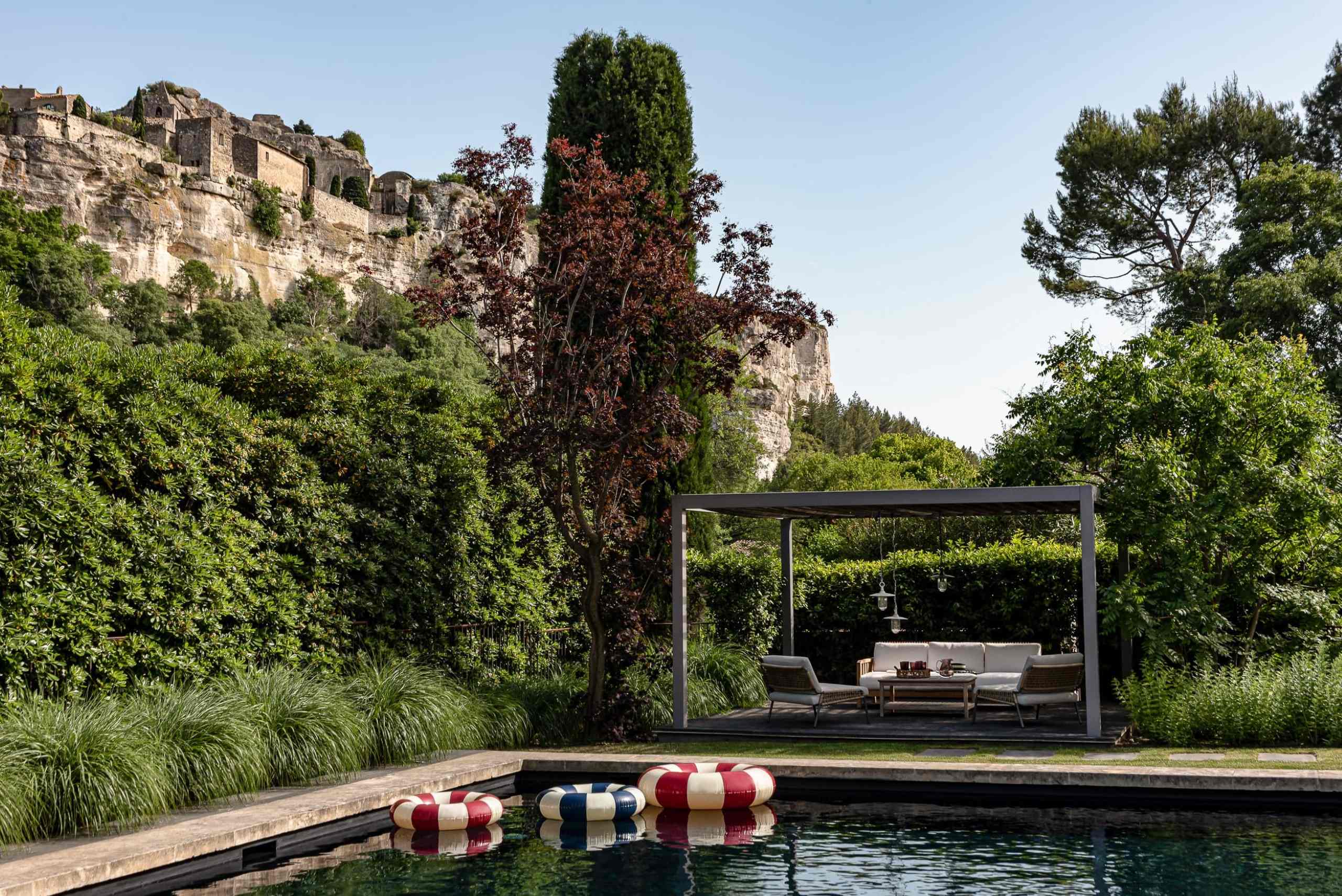 villa-etta-swimming-pool-garden-nature-alfresco-lounge-luxury-provence