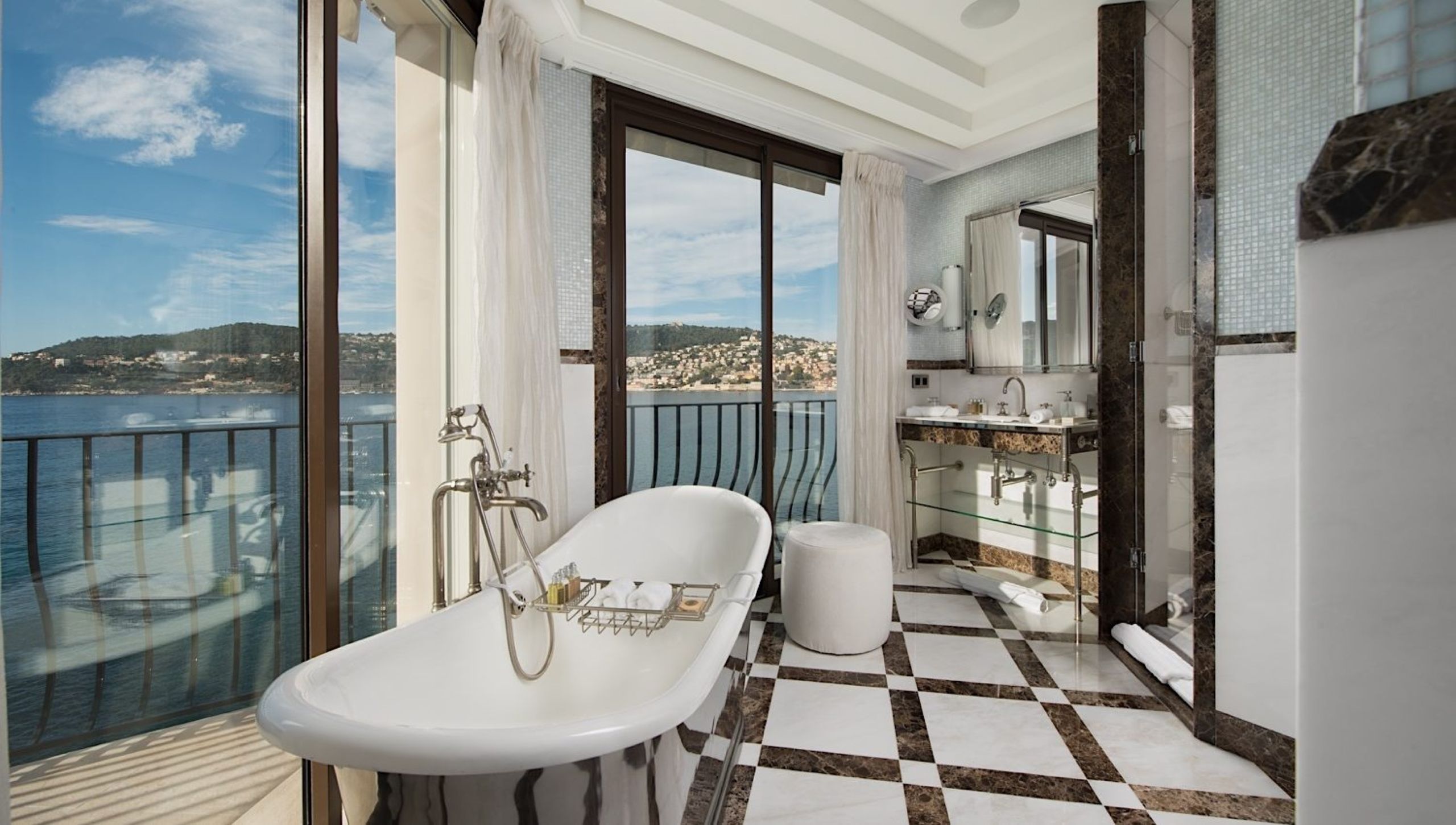 villa-gabrielle-bathroom-bathtub-sink-shower-sea-view-balcony-elegant-modern-luxury-design-st-jean-cap-ferrat