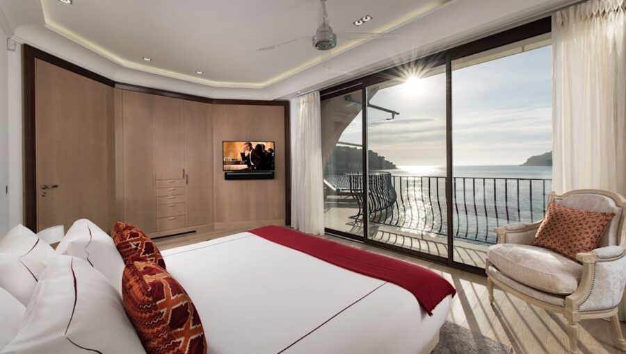 villa-gabrielle-bedroom-balcony-ocean-view-luxury-interior-st-jean-cap-ferrat