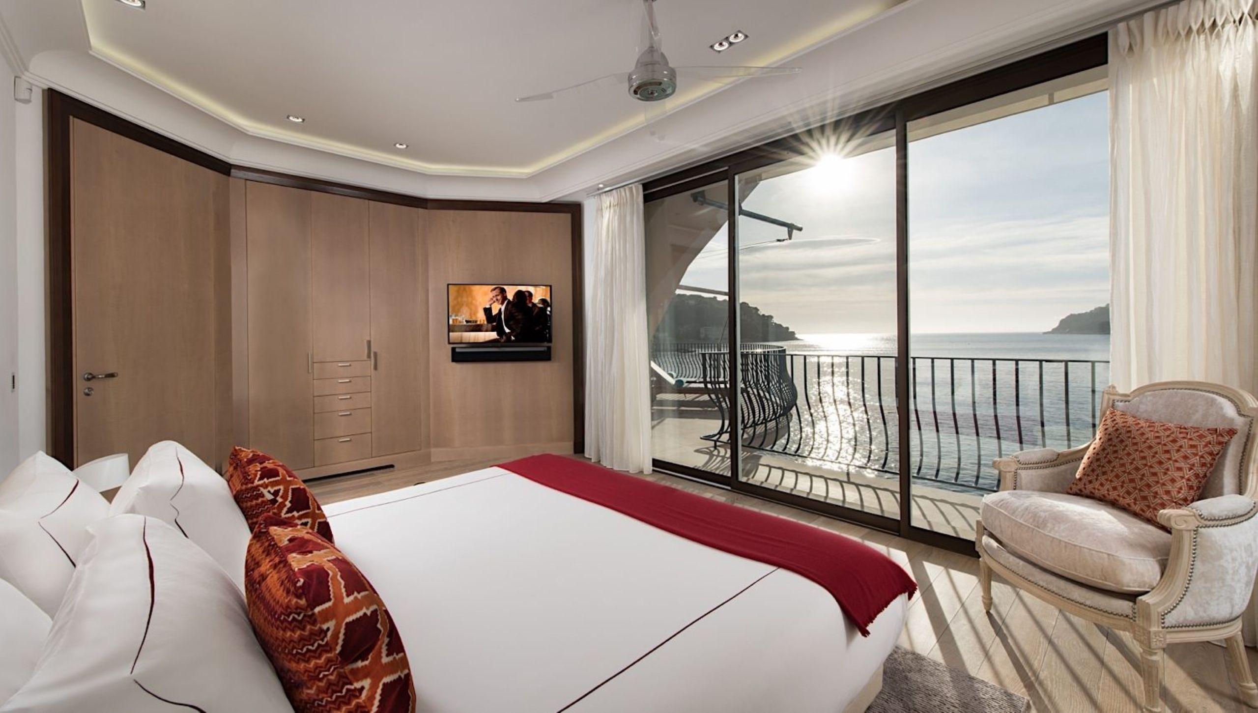 villa-gabrielle-bedroom-balcony-ocean-view-luxury-interior-st-jean-cap-ferrat