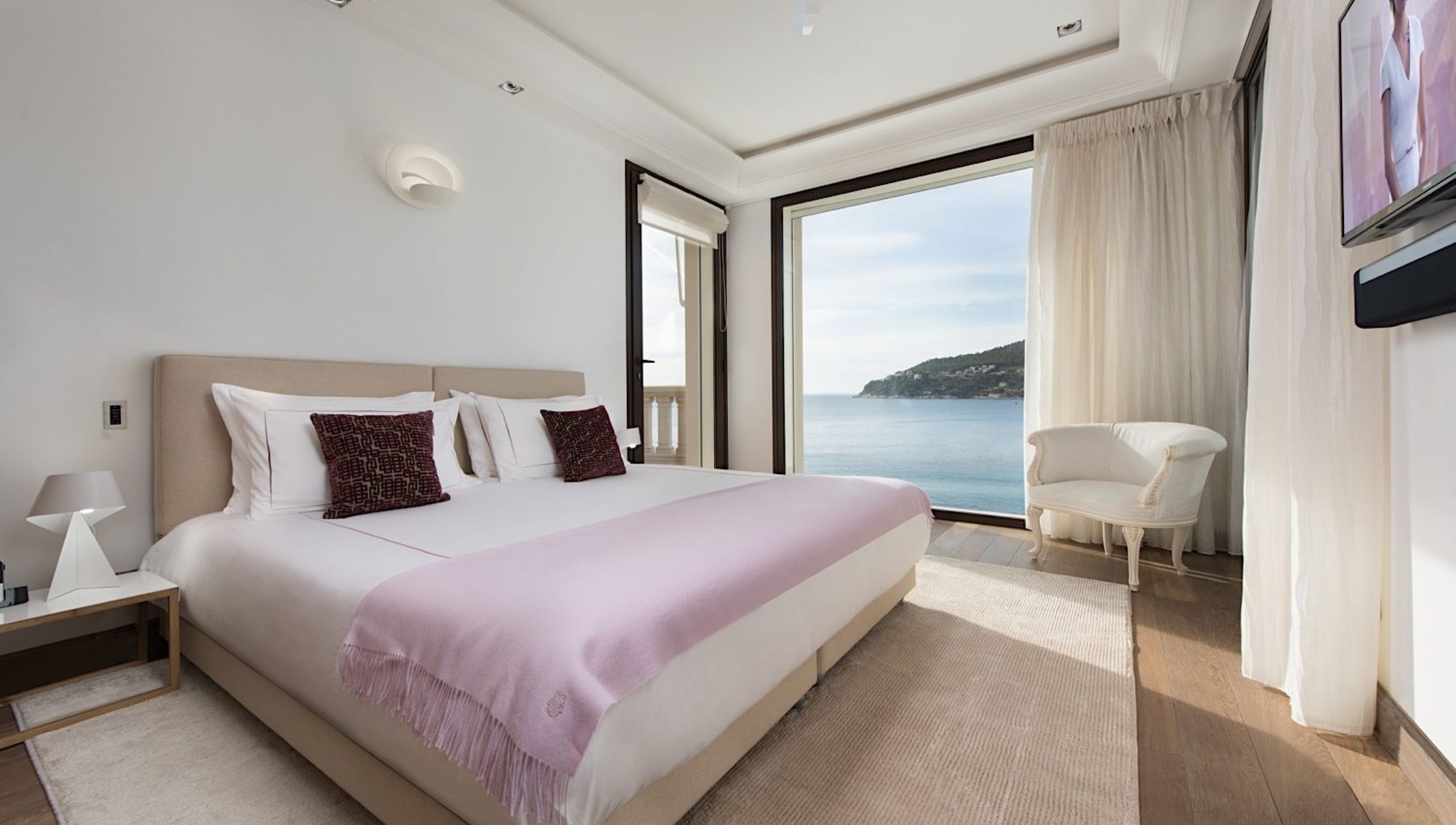 villa-gabrielle-bedroom-sea-view-modern-spacious-bright-interiors-luxury-st-jean-cap-ferrat