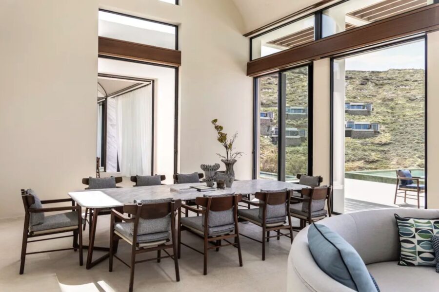 villa-kiki-diningroom-bright-openplan-spacious-elegant-design-luxury-greece