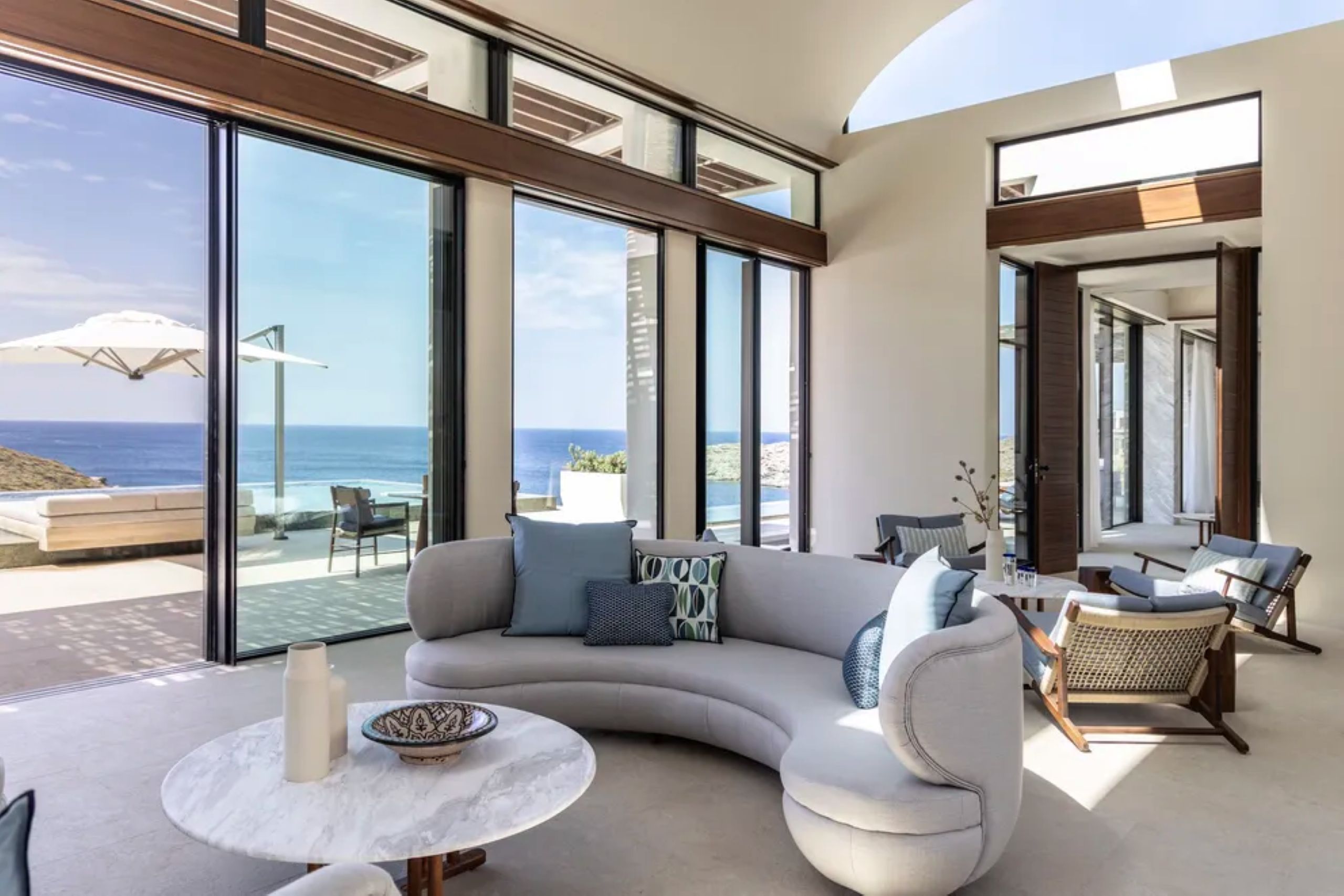 villa-kiki-livingroom-bedroom-seaviews-pool-terrace-luxury-greece