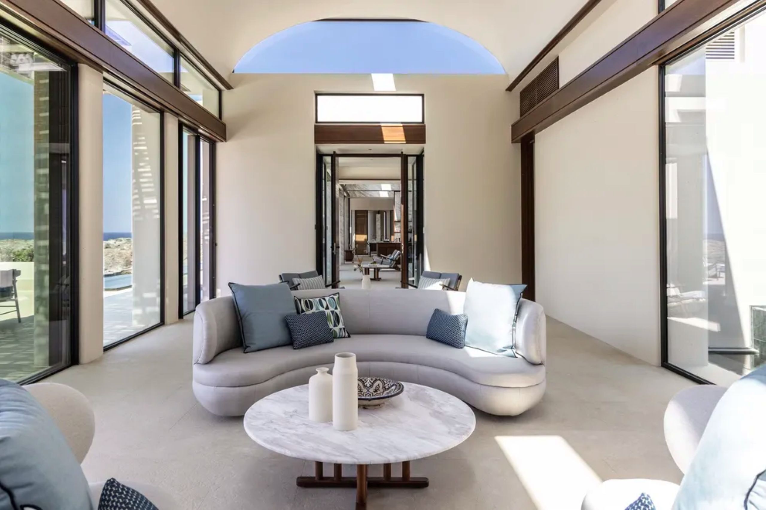 villa-kiki-livingroom-lounge-spacious-bright-modern-interiors-luxury-greece