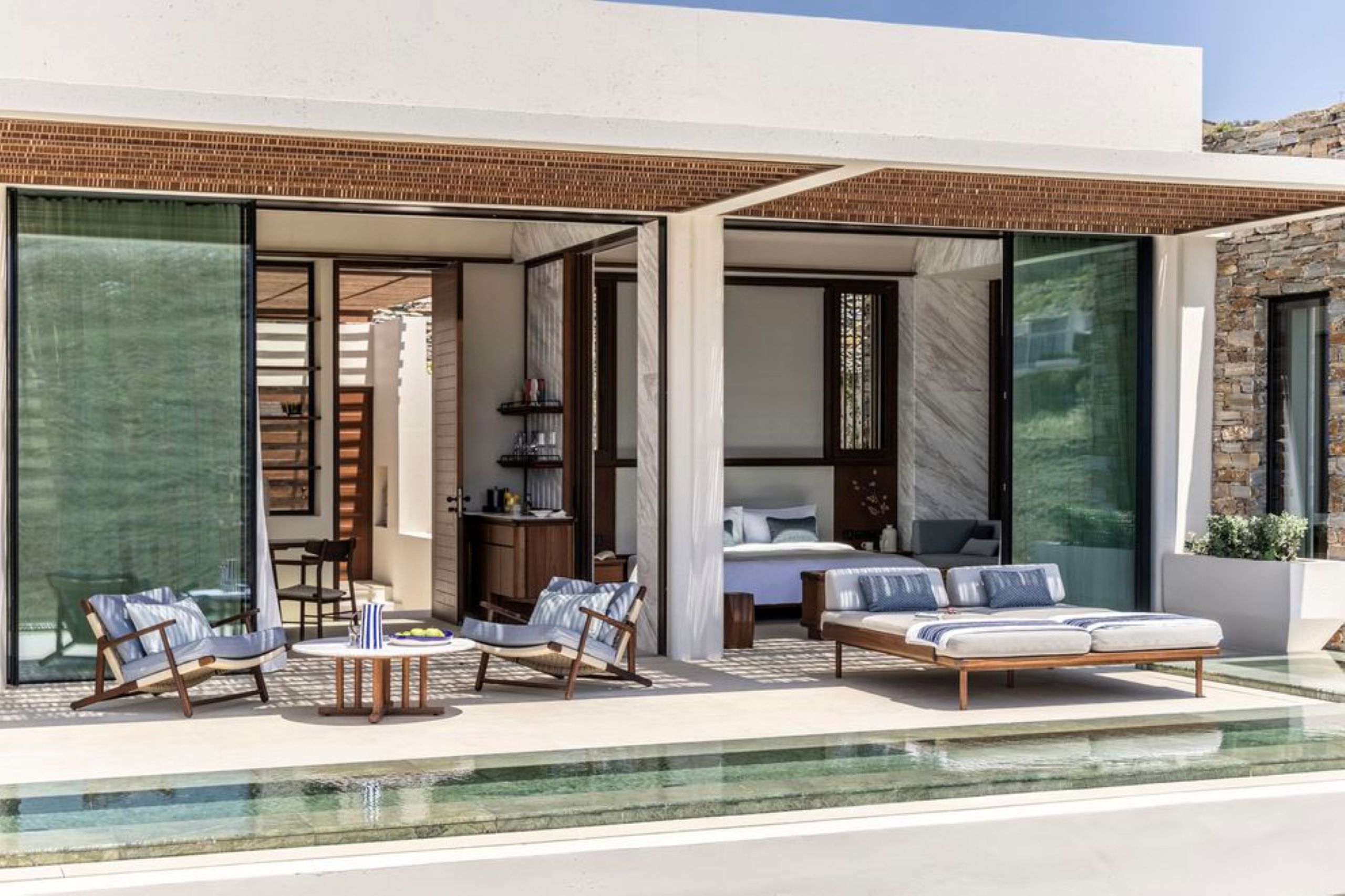 villa-kiki-swimmingpool-bedroom-seaview-luxury-rental-retreat-greece