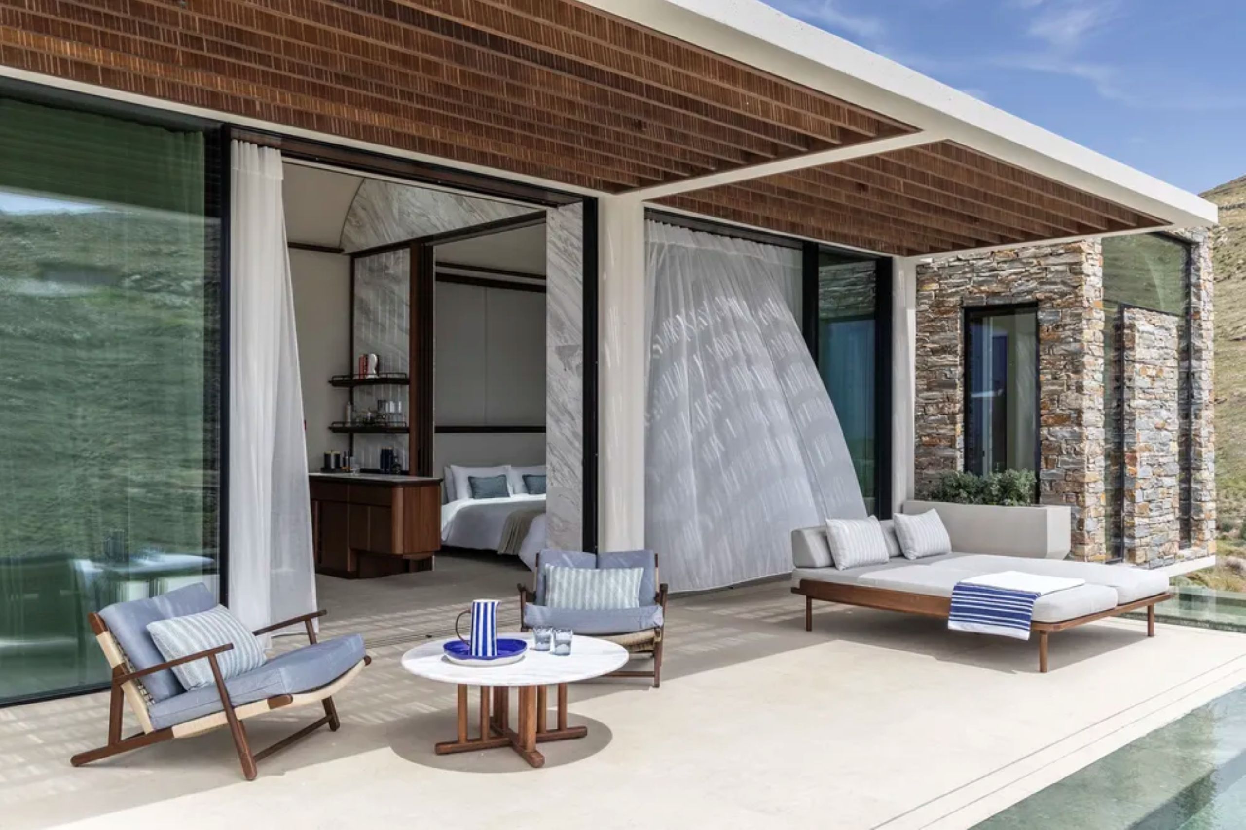 villa-kiki-swimmingpool-terrace-bedroom-openplan-luxury-rental-retreat-greece