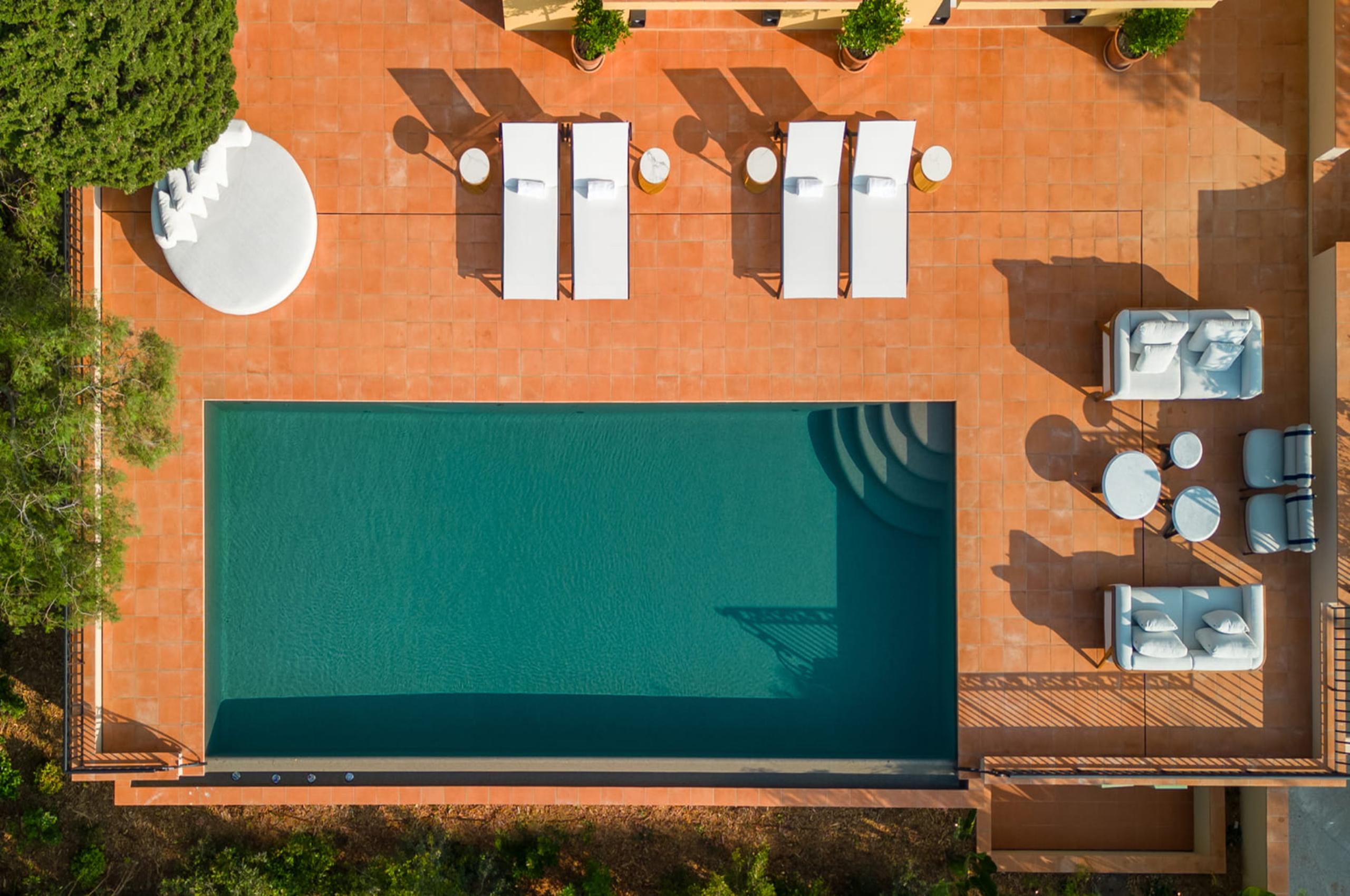 villa-lucille-aerial-view-swimming-pool-terrace-alfresco-lounge-luxury-rental-retreat-cap-ferrat