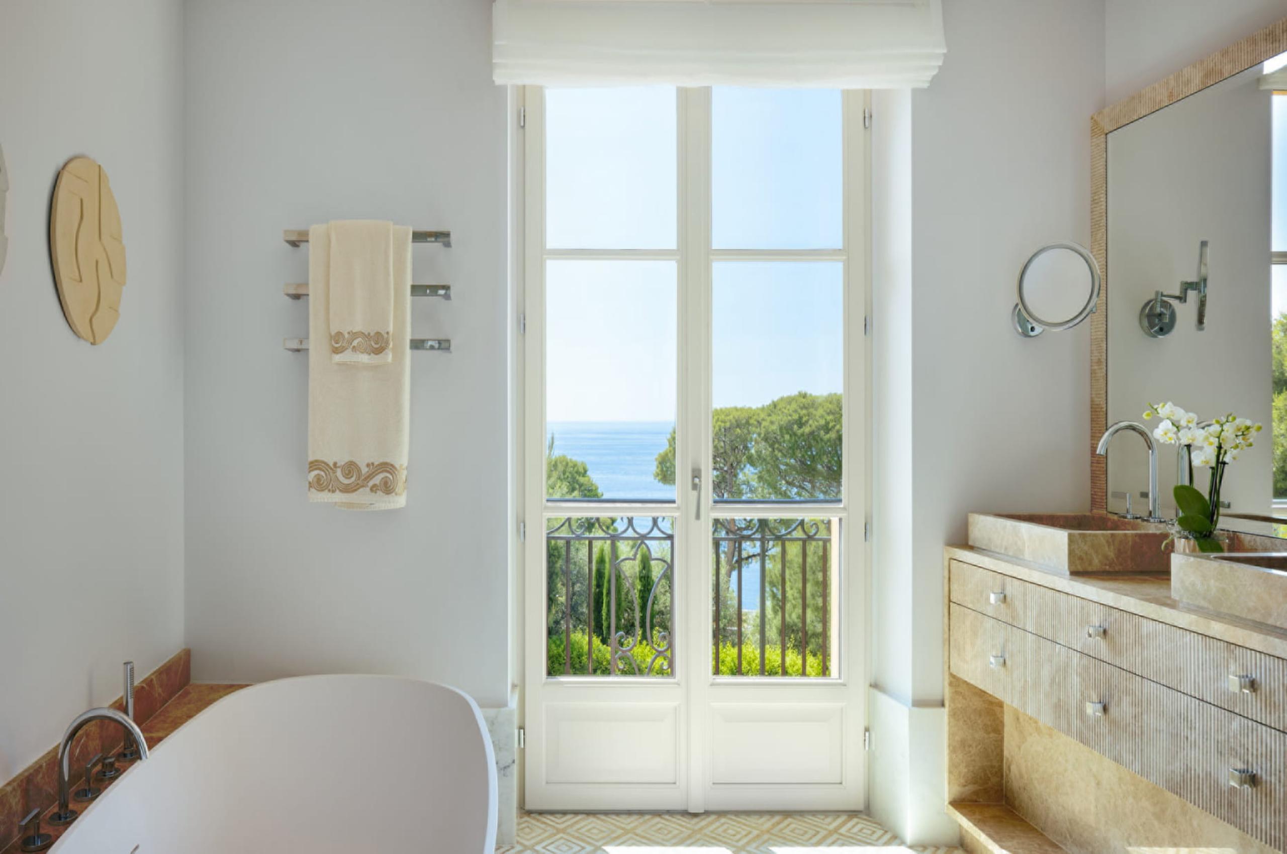 villa-lucille-bathroom-bathtub-double-sink-sea-view-elegant-rental-retreat-luxury-cap-ferrat