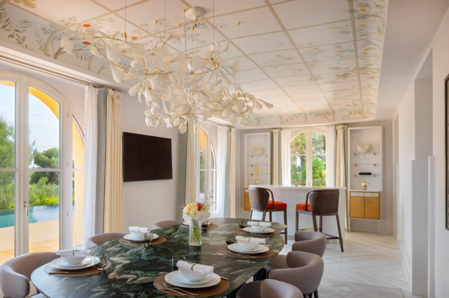 villa-lucille-dining-room-bar-spacious-wallpaper-elegant-design-bespoke-lighting-luxury-cap-ferrat