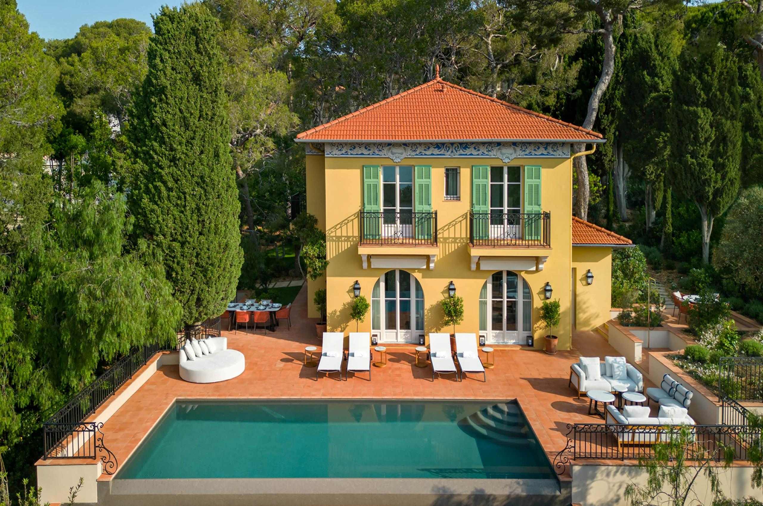 villa-lucille-mainpage-exterior-swimmingpool-terrace-luxury-rental-retreat-cap-ferrat