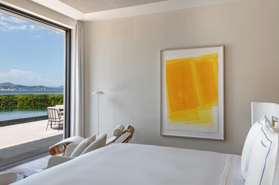 villa-riva-bedroom-artwork-terrace-sea-view-swimming-pool-luxury-rental-retreat-st-tropez