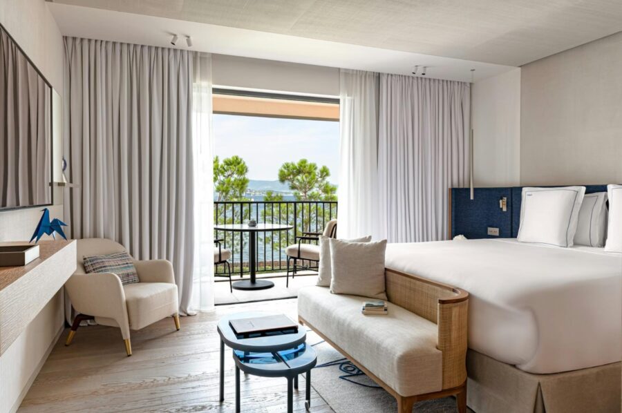 villa-riva-bedroom-balcony-sea-view-elegant-interiors-luxury-rental-retreat-st-tropez