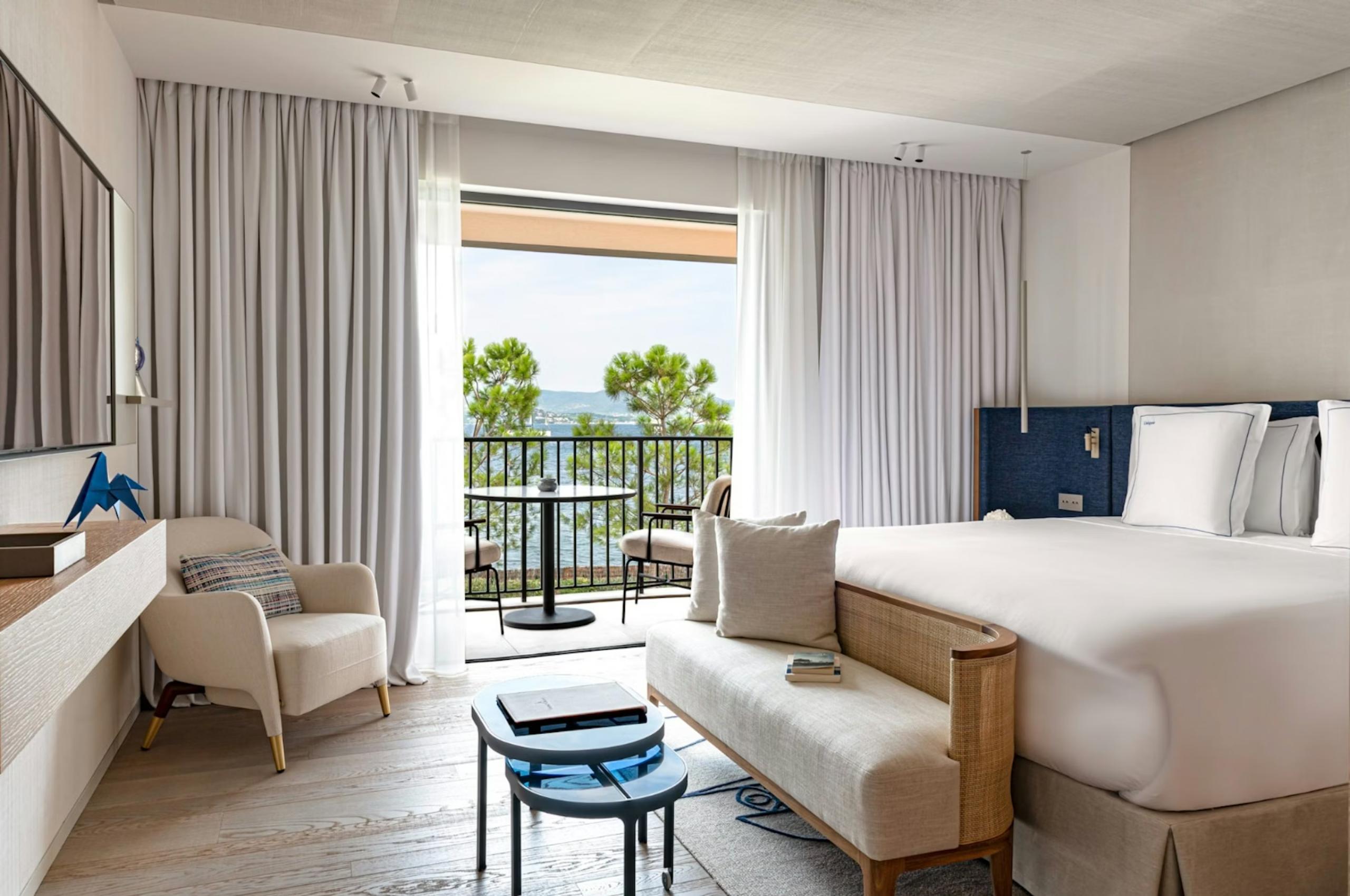 villa-riva-bedroom-balcony-sea-view-elegant-interiors-luxury-rental-retreat-st-tropez