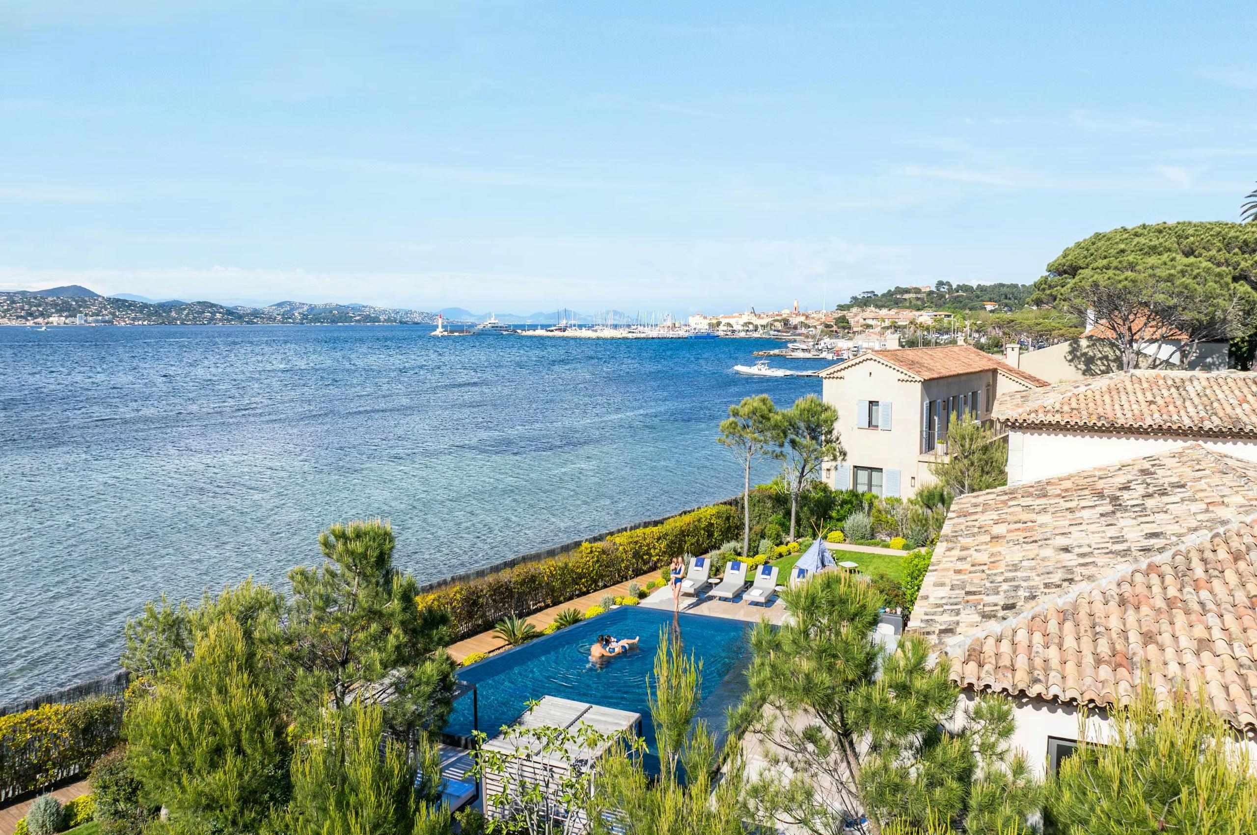 villa-riva-exterior-swimming-pool-sea-view-garden-elegant-luxury-rental-riviera-retreat-st-tropez