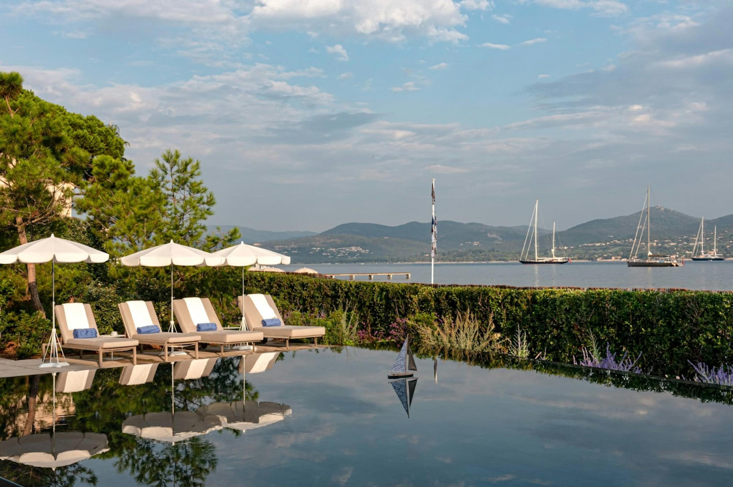 villa-riva-swimming-pool-sunloungers-sea-view-elegant-luxury-riviera-rental-retreat-st-tropez