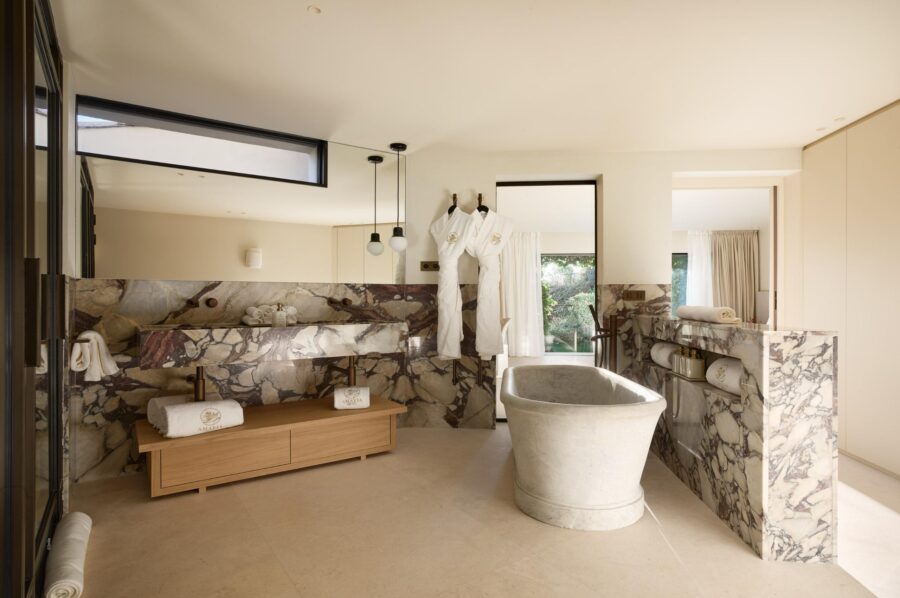 villa-simone-bathroom-bathtub-double-sink-marble-elegant-design-luxury-villefranche