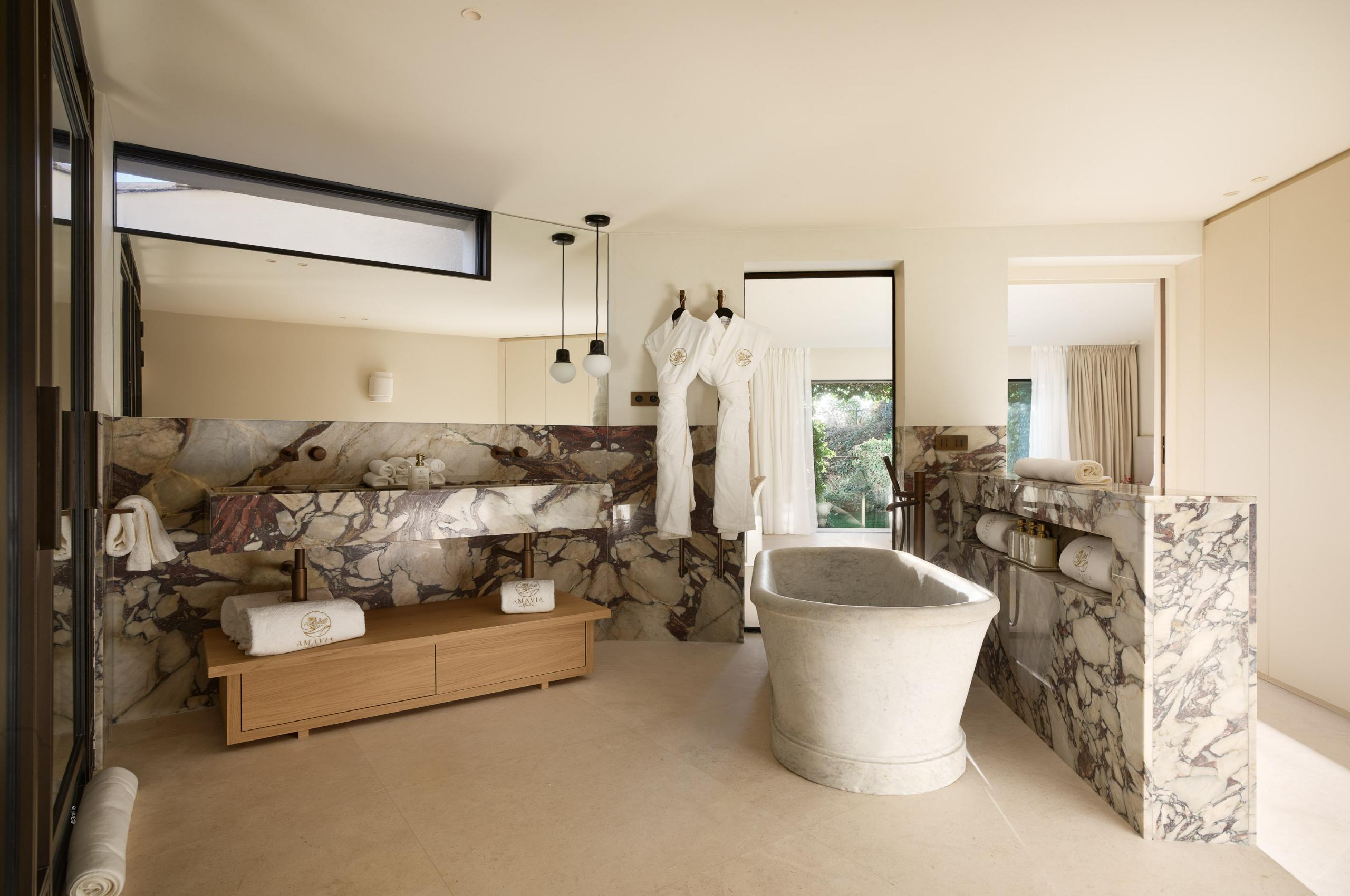 villa-simone-bathroom-bathtub-double-sink-marble-elegant-design-luxury-villefranche