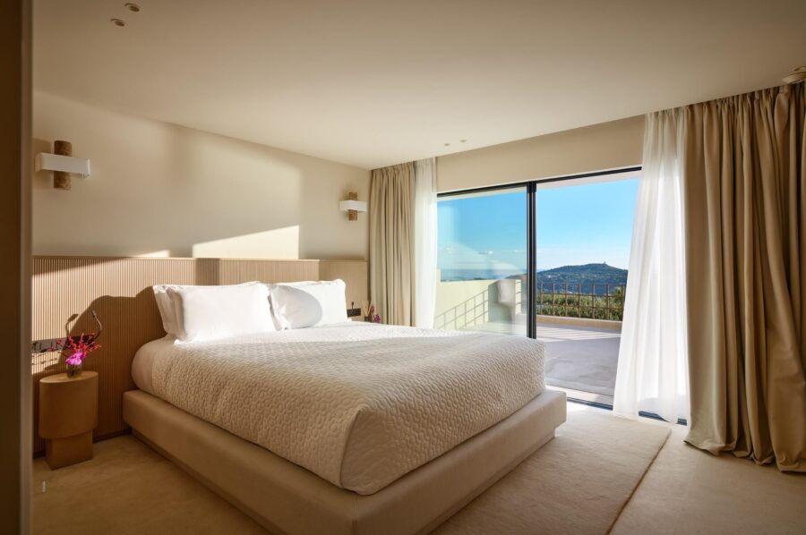 villa-simone-bedroom-balcony-scenic-view-modern-elegant-interior-luxury-villefranche