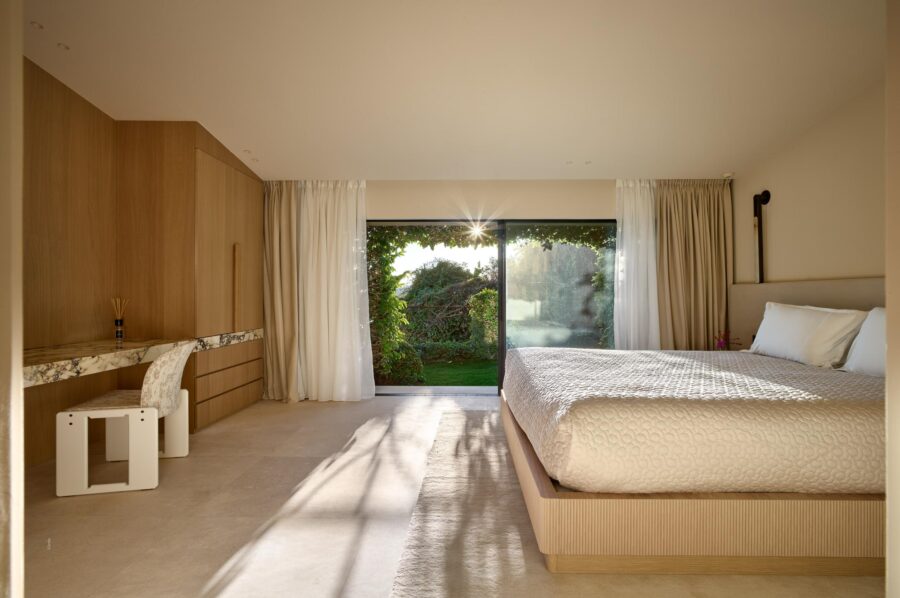 villa-simone-bedroom-desk-garden-access-spacious-modern-elegant-design-luxury-villefranche