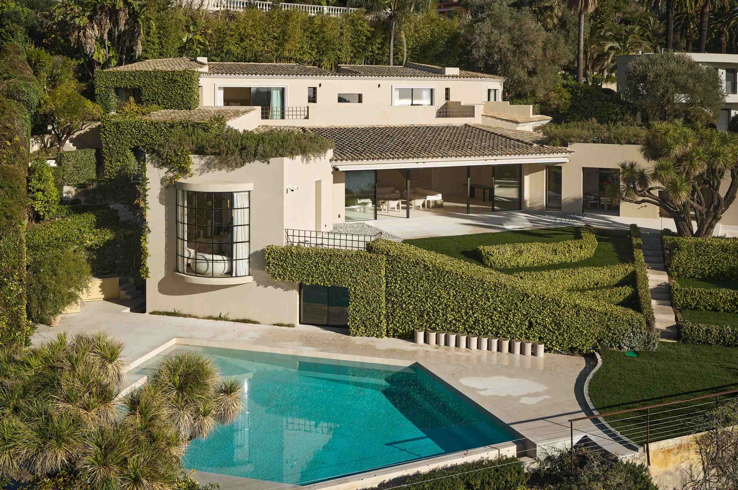 villa-simone-exterior-daytime-swimming-pool-lush-gardens-luxury-rental-retreat-villefranche