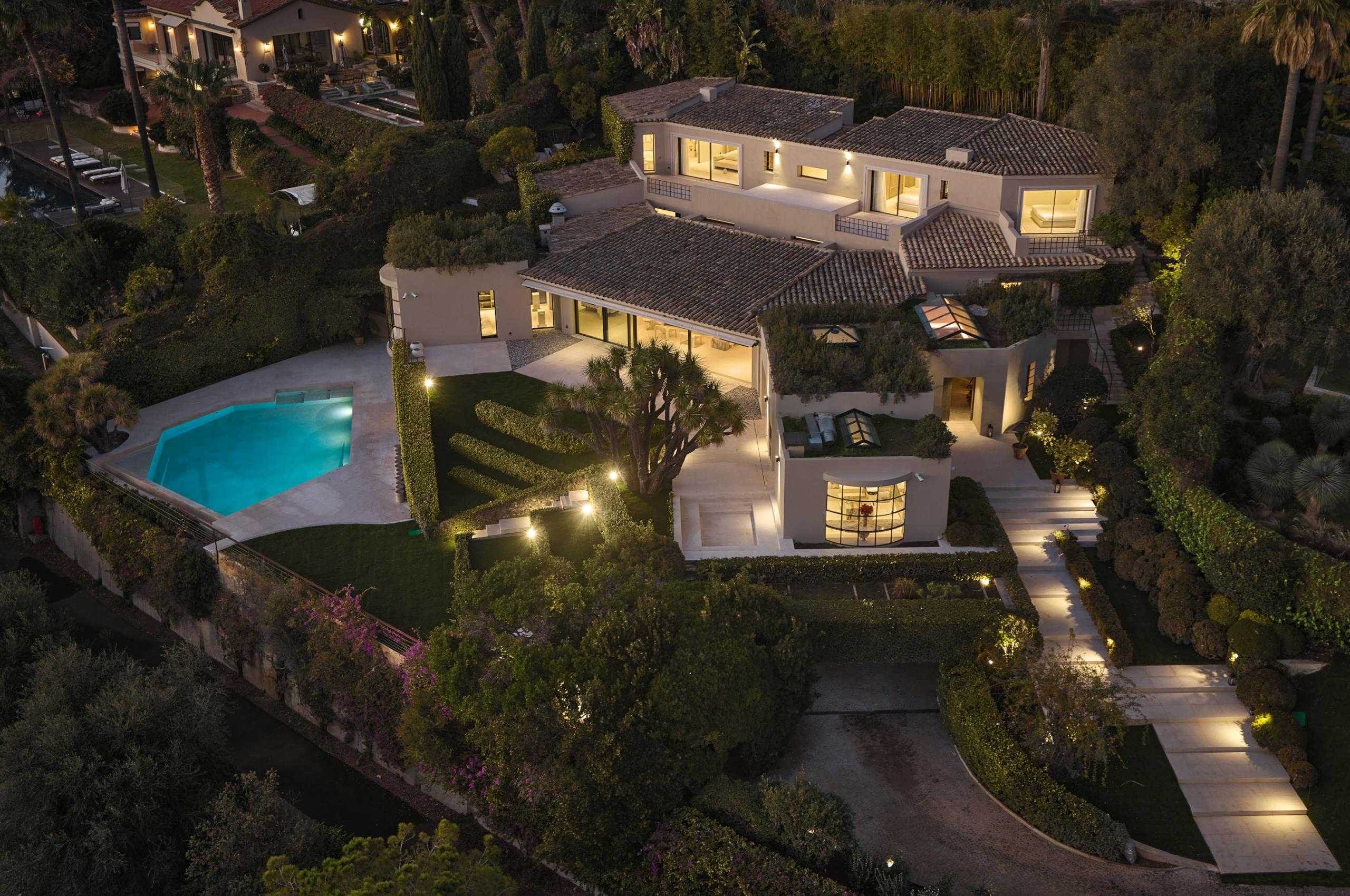 villa-simone-exterior-night-swimming-pool-gardens-grand-luxury-rental-retreat-villefranche