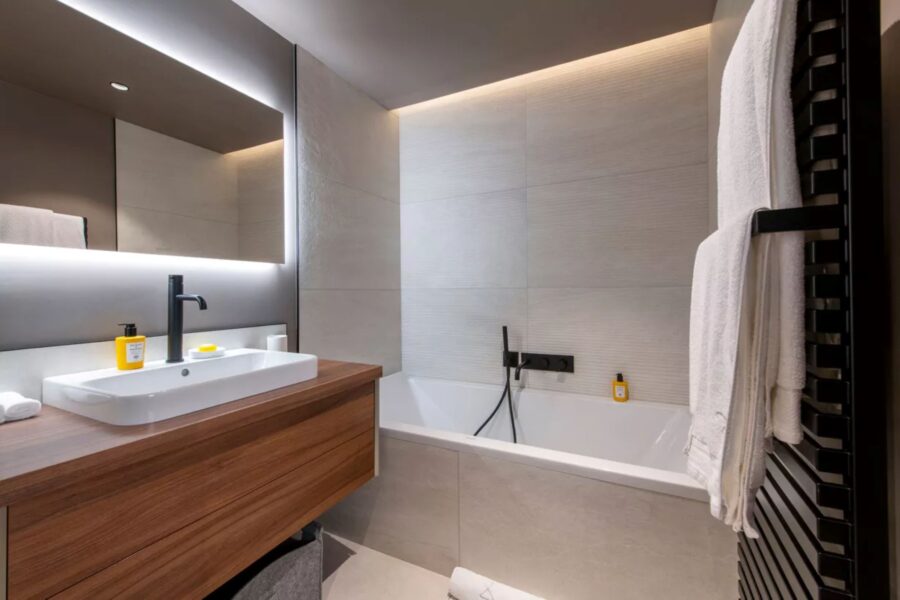 chalet-adele-bathroom-bathtub-sleek-modern-design-luxury-courchevel1650