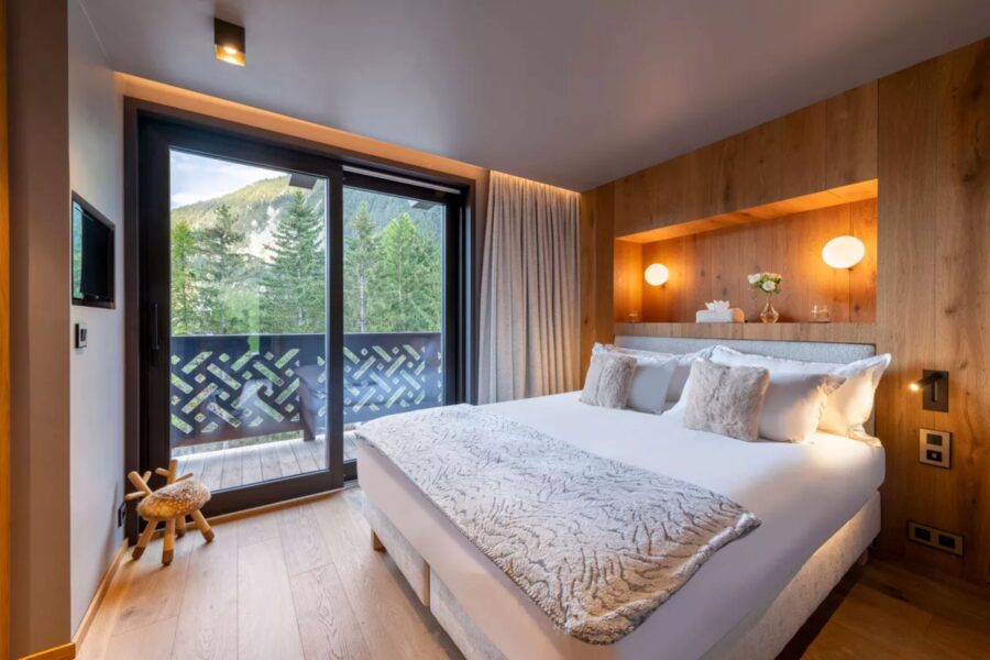 chalet-adele-bedroom-balcony-modern-sleek-alpine-design-luxury-courchevel1650