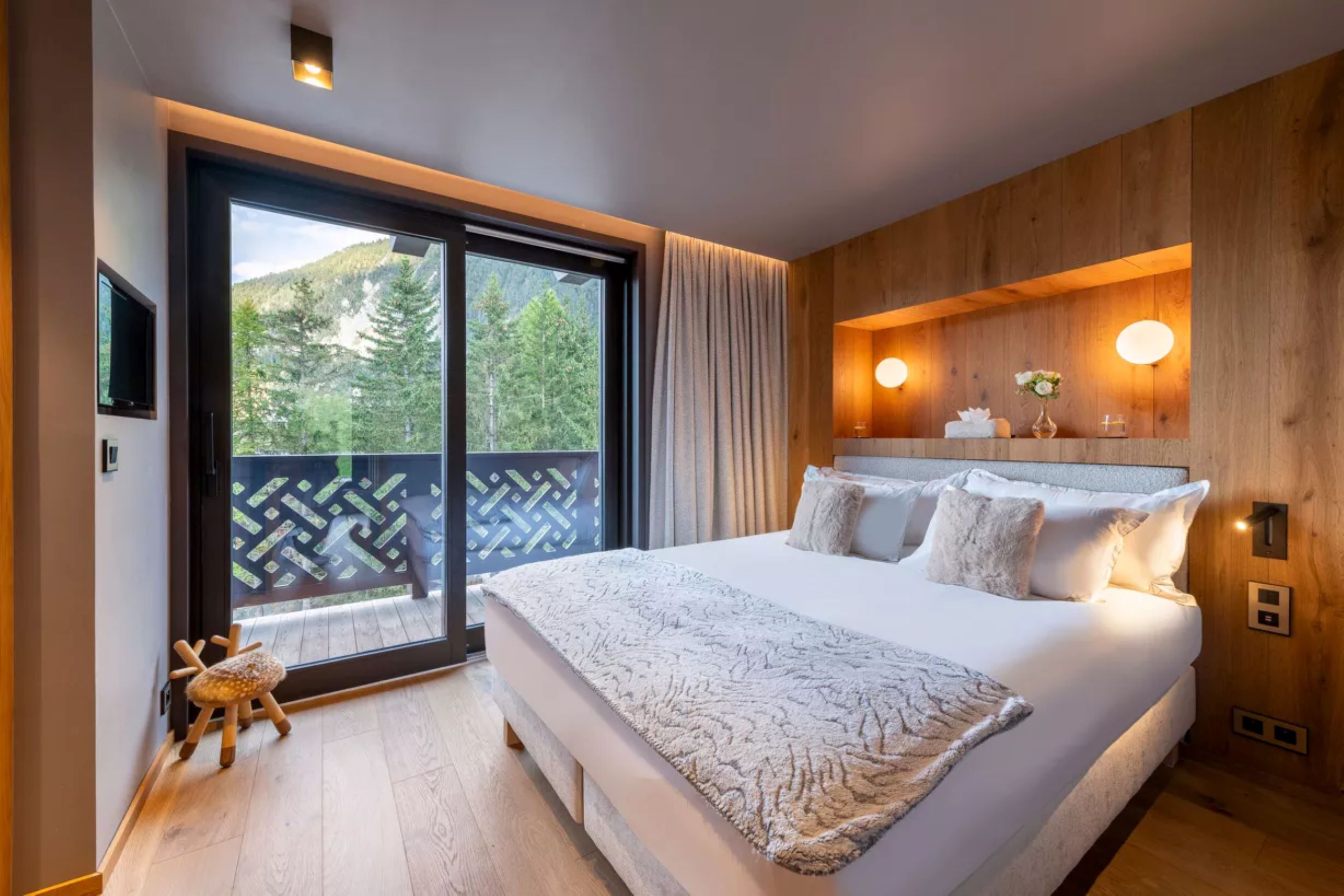chalet-adele-bedroom-balcony-modern-sleek-alpine-design-luxury-courchevel1650
