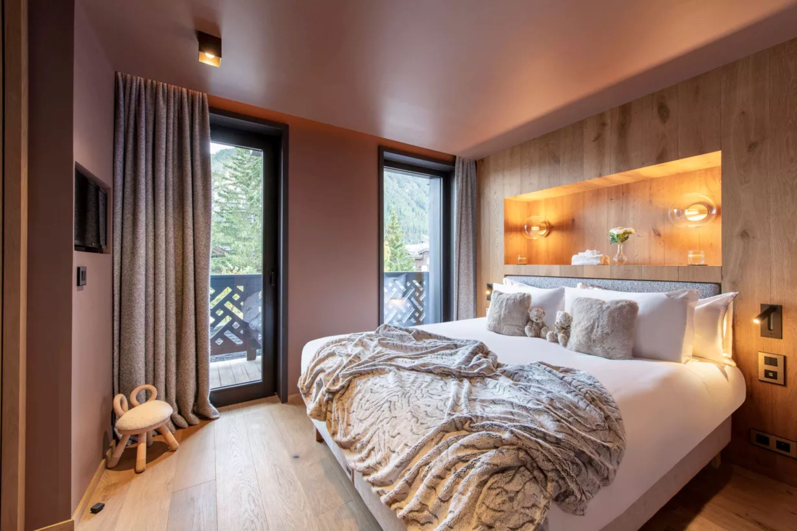 chalet-adele-bedroom-balcony-serene-tranquil-alpine-design-luxury-courchevel1650