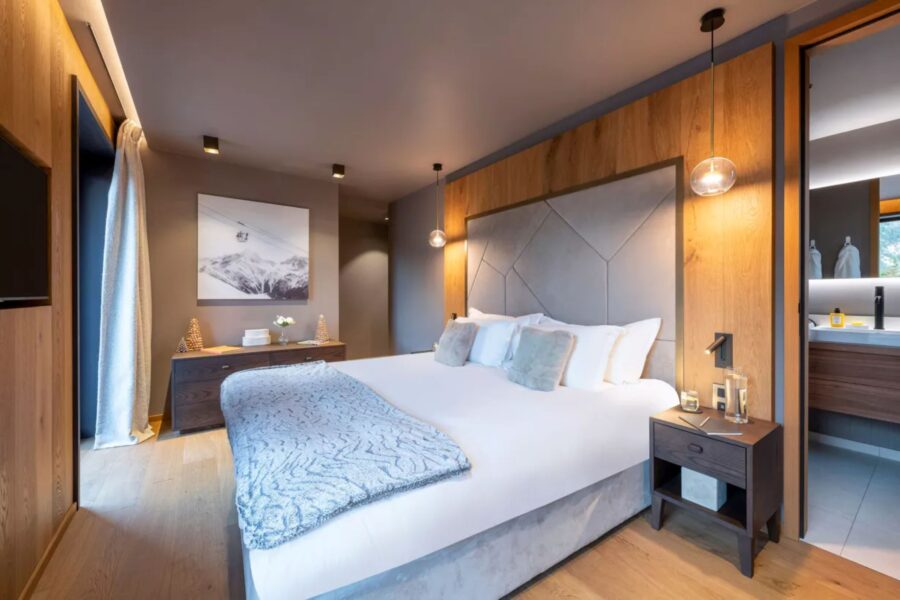 chalet-adele-bedroom-ensuite-modern-luxury-alpine-design-courchevel1650