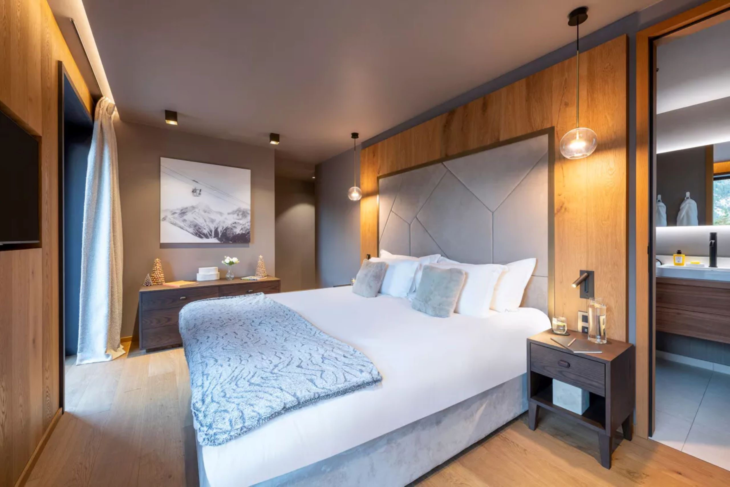 chalet-adele-bedroom-ensuite-modern-luxury-alpine-design-courchevel1650