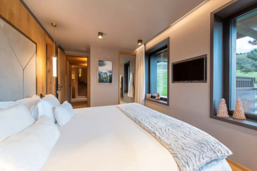 chalet-adele-bedroom-scenic-views-sleek-serene-modern-design-luxury-courchevel1650