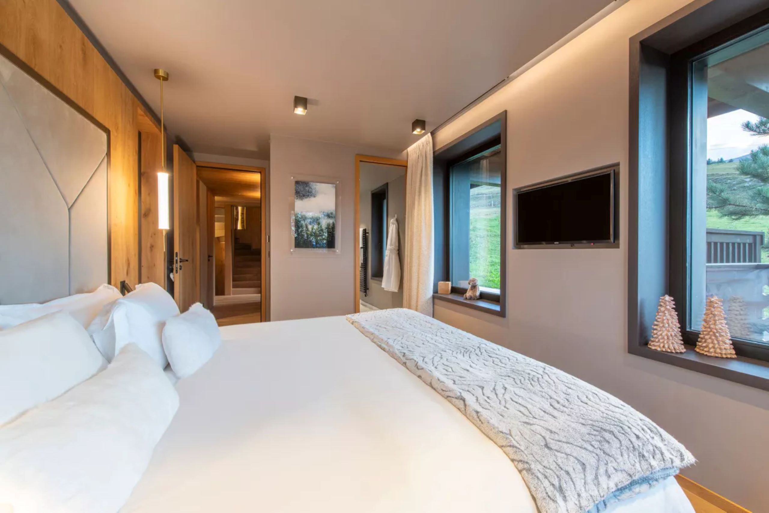 chalet-adele-bedroom-scenic-views-sleek-serene-modern-design-luxury-courchevel1650
