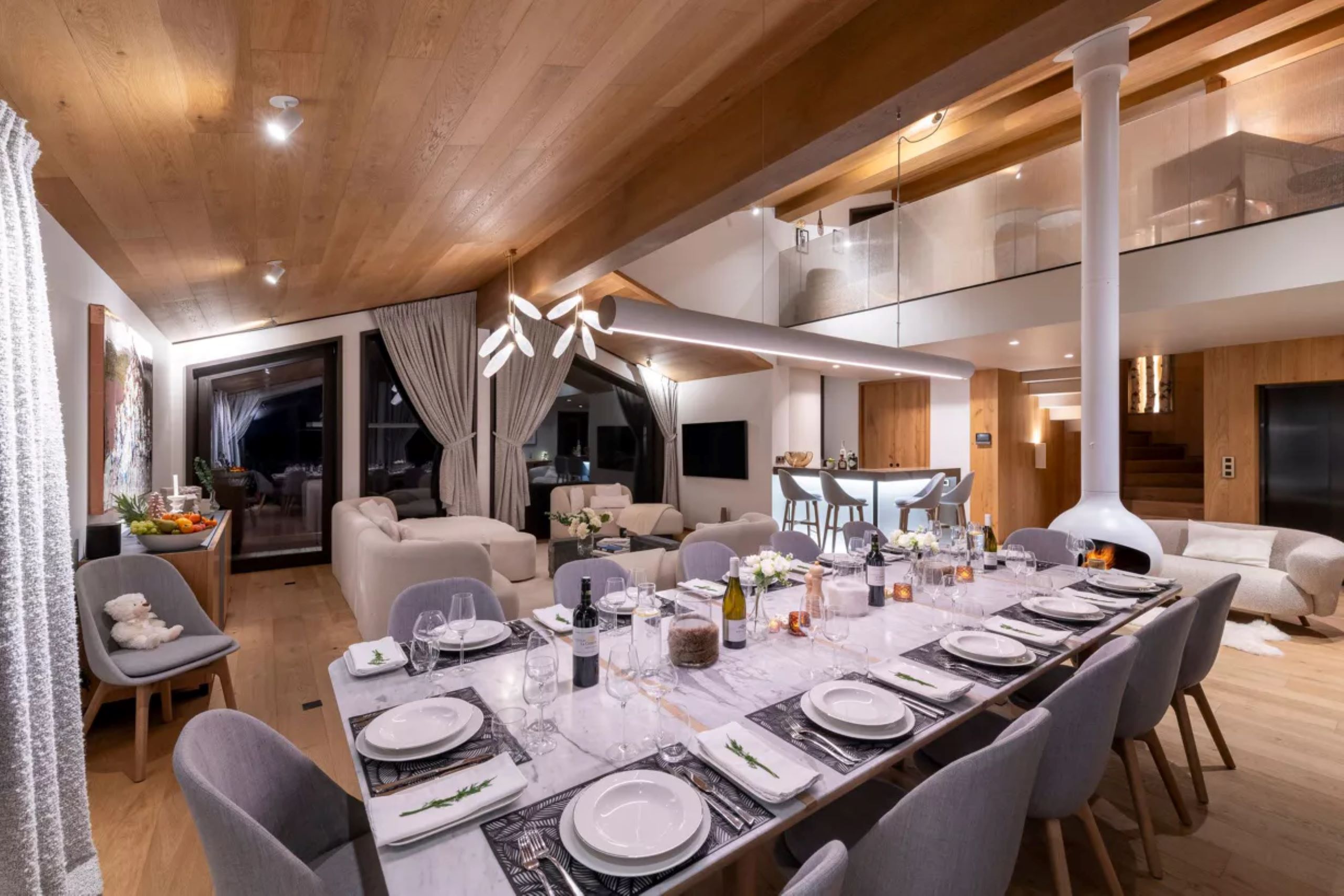 chalet-adele-diningroom-living-area-openplan-spacious-luxury-interiordesign-courchevel1650