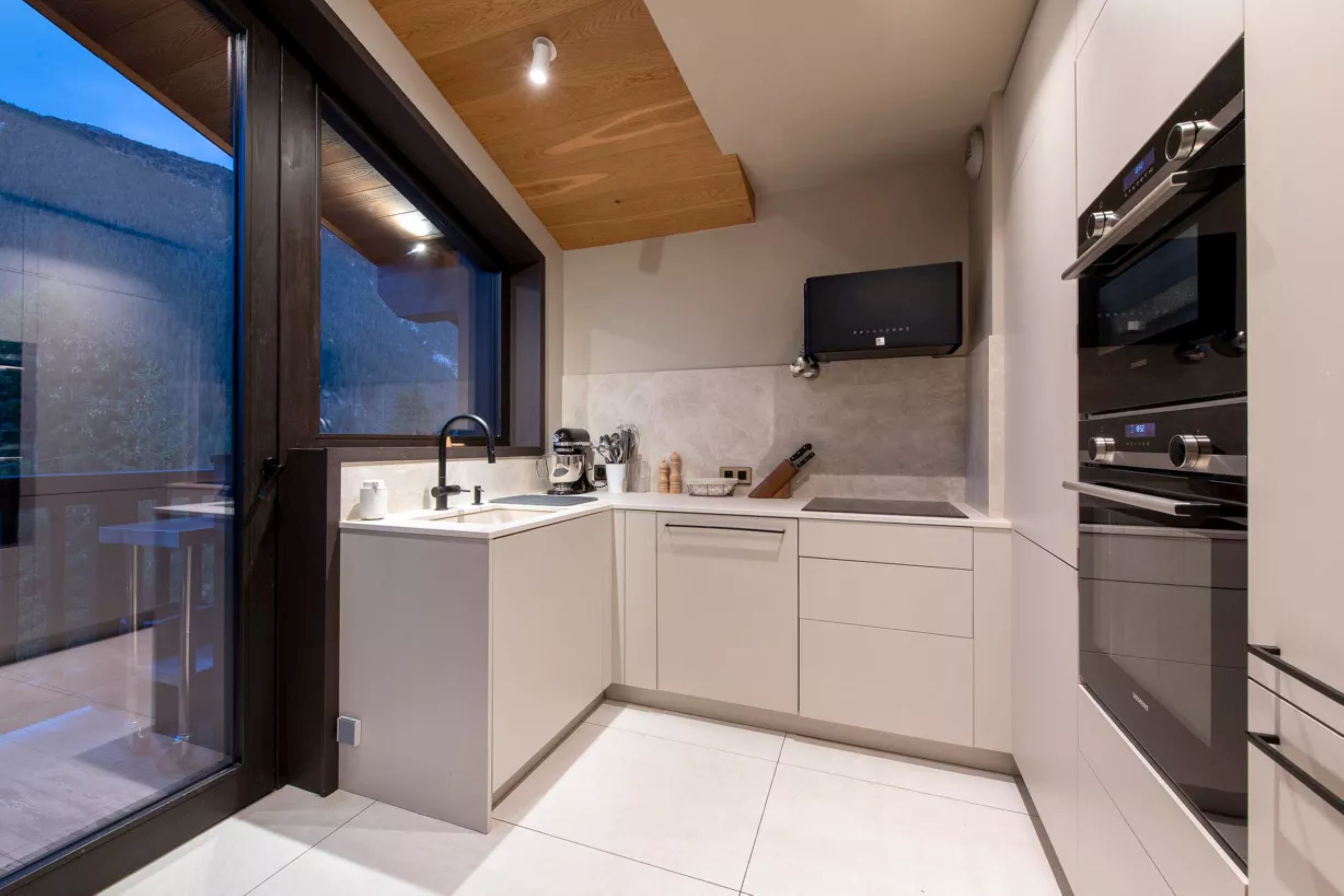 chalet-adele-kitchen-sleek-modern-luxury-courchevel1650