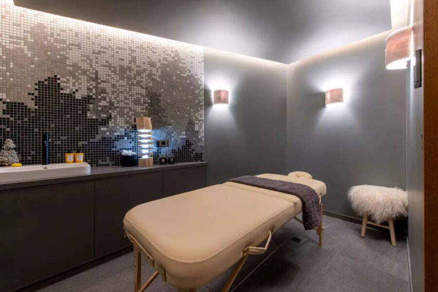 chalet-adele-massageroom-treatment-room-spa-wellness-relaxation-luxury-courchevel1650