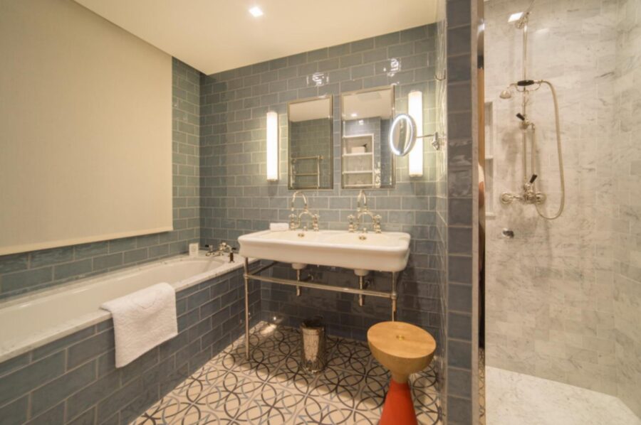 chalet-coco-bathroom-double-sink-bathtub-shower-elegant-design-luxury-courchevel1650