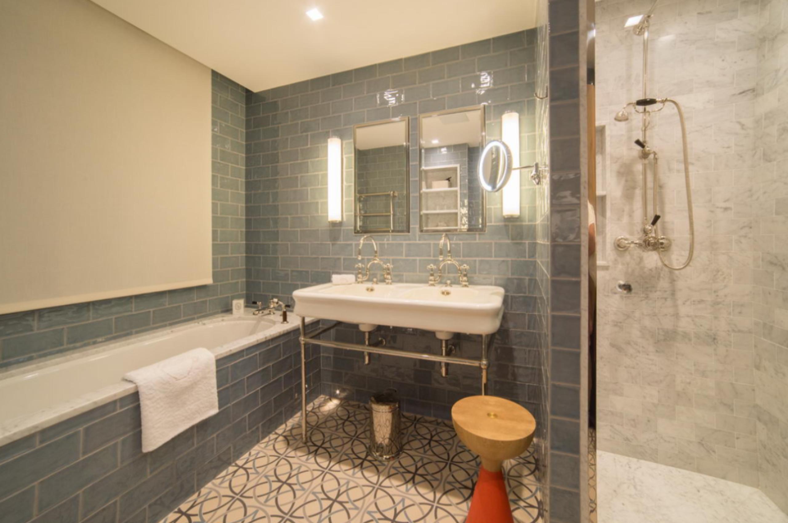 chalet-coco-bathroom-double-sink-bathtub-shower-elegant-design-luxury-courchevel1650