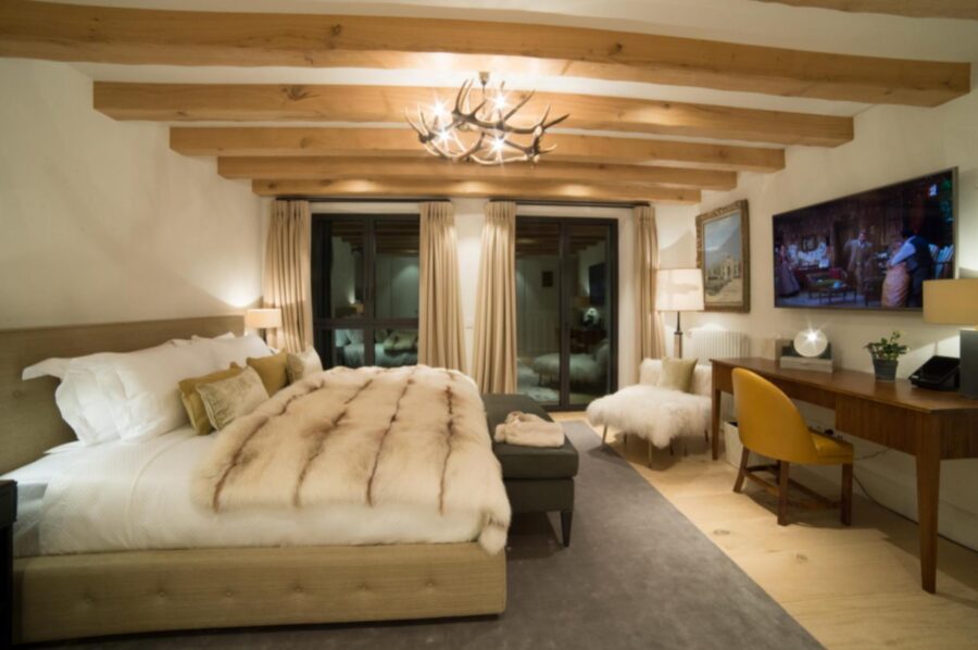 chalet-coco-bedroom-tv-terrace-access-cosy-elegant-alpine-design-luxury-courchevel1650