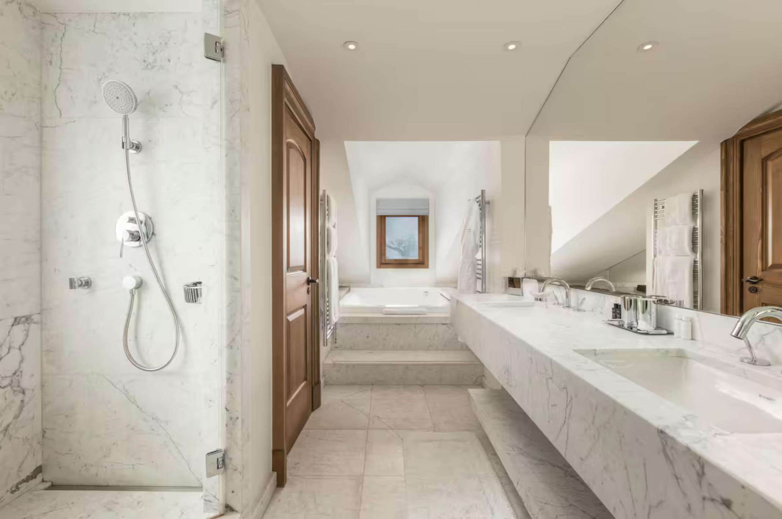 chalet-odile-bathroom-bathtub-shower-double-sink-spacious-modern-bright-white-design-luxury-courchevel1650