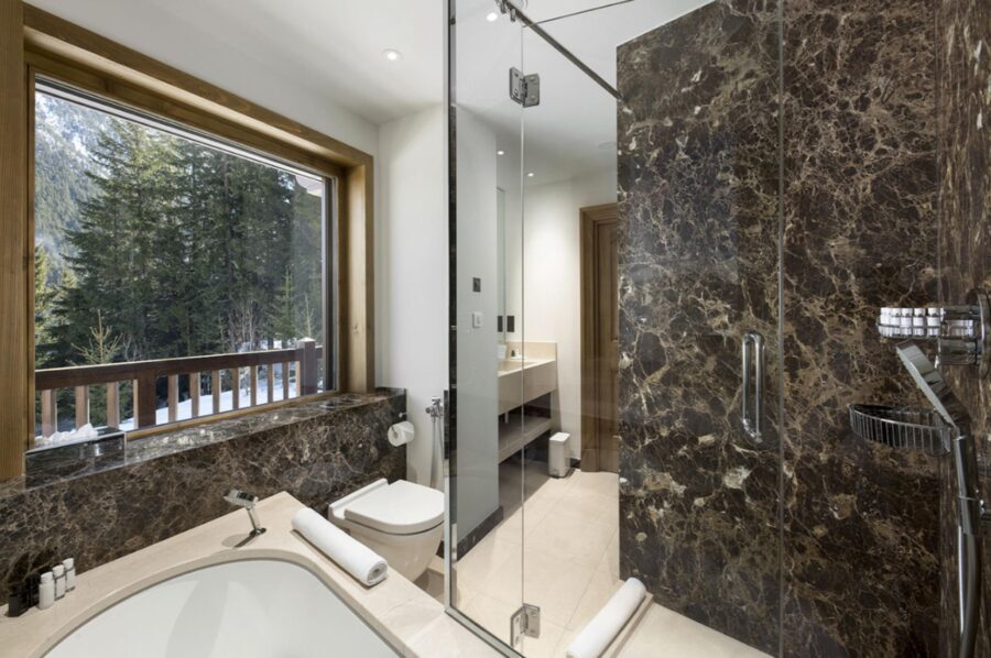 chalet-odile-bathroom-shower-bathtub-alpine-views-modern-luxury-courchevel1650